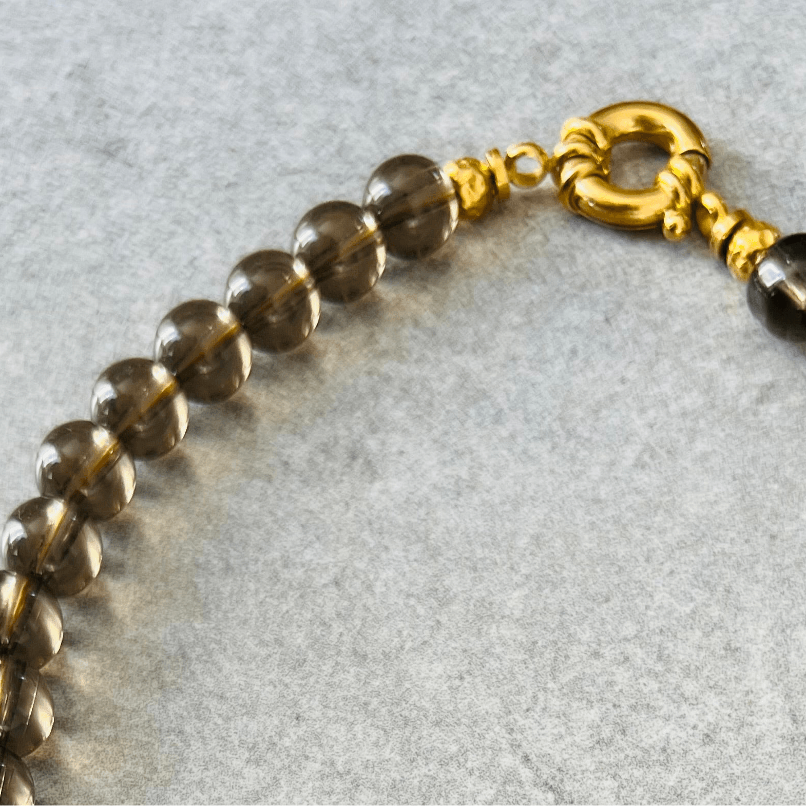 Collier chic ARTEMIS perles taupe - Créations Uniques