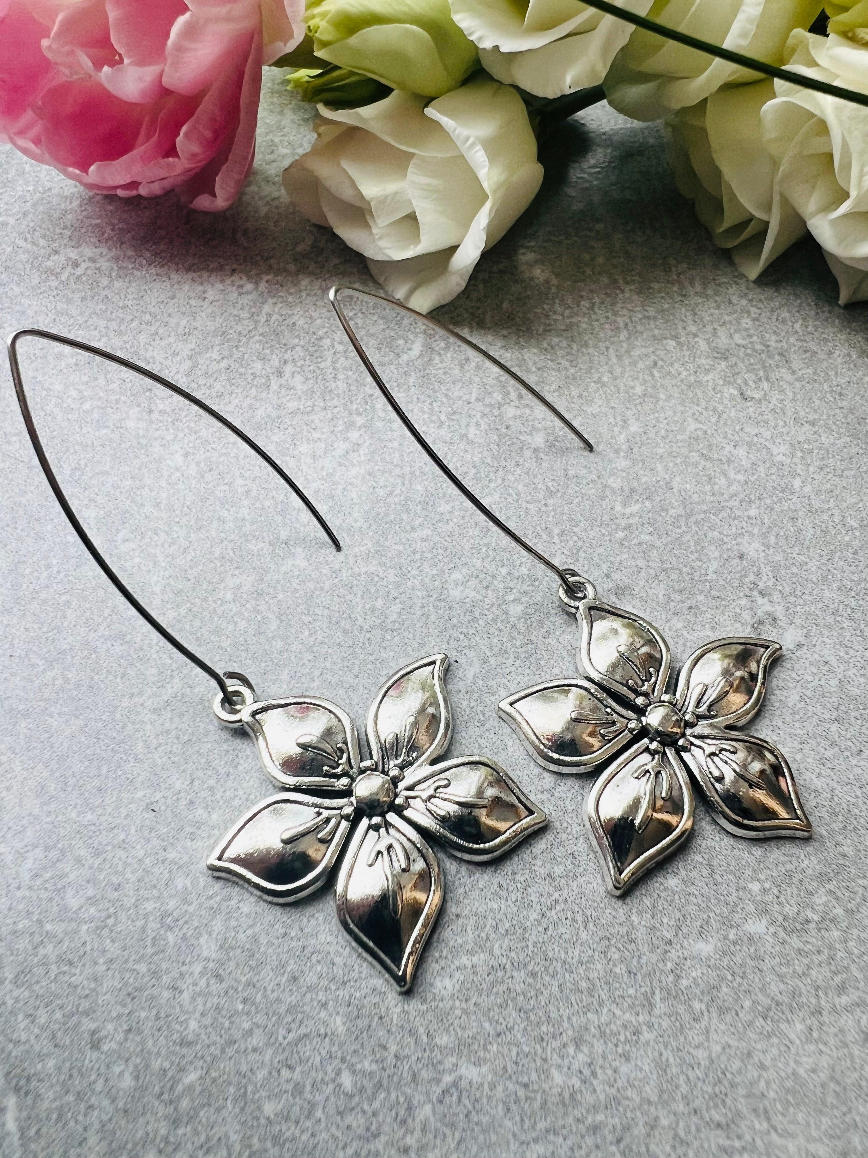 Boucles d’oreilles LINNA fleurs argentées - Créations Uniques - Créations Uniques