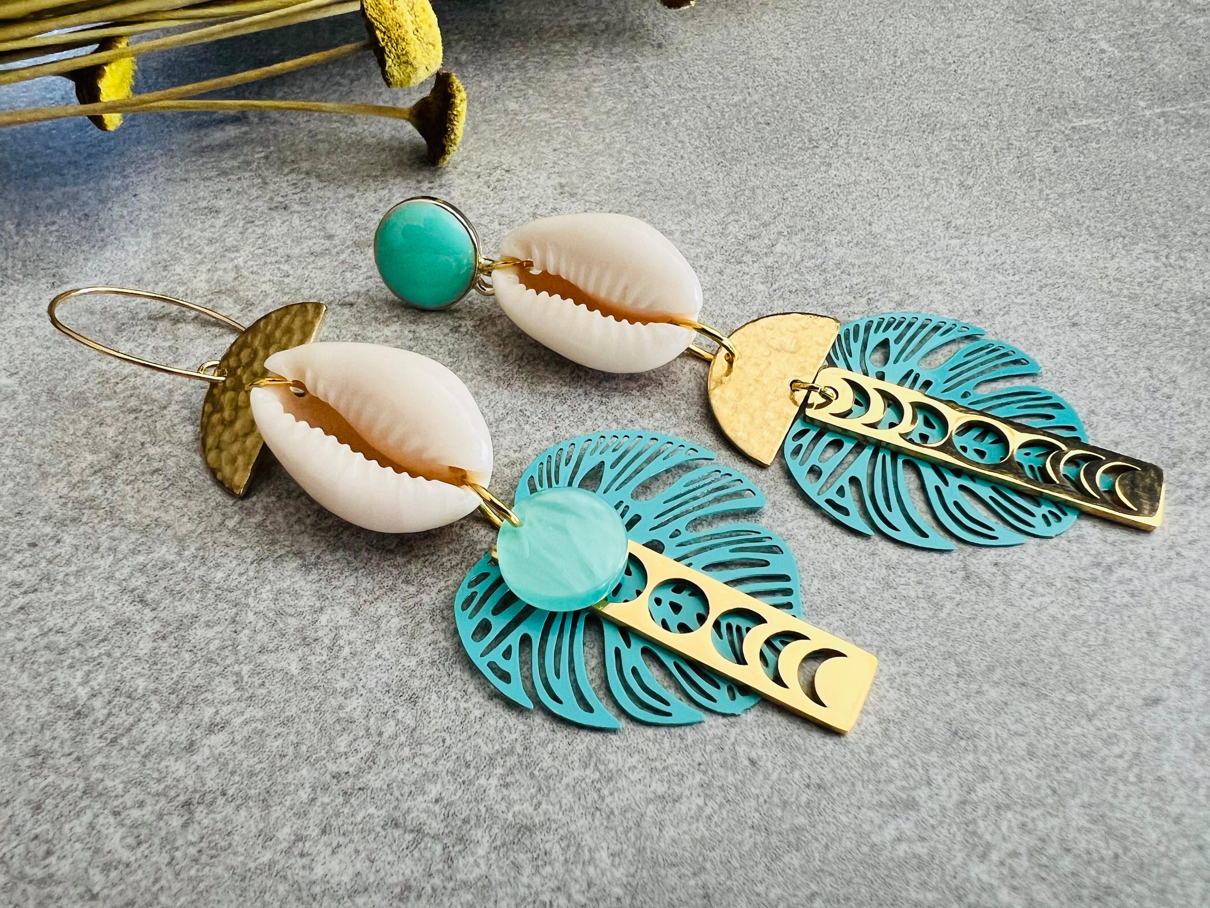 Boucles d’oreilles asymétriques feuilles turquoises et grain de café SHERYLAINE - Créations Uniques