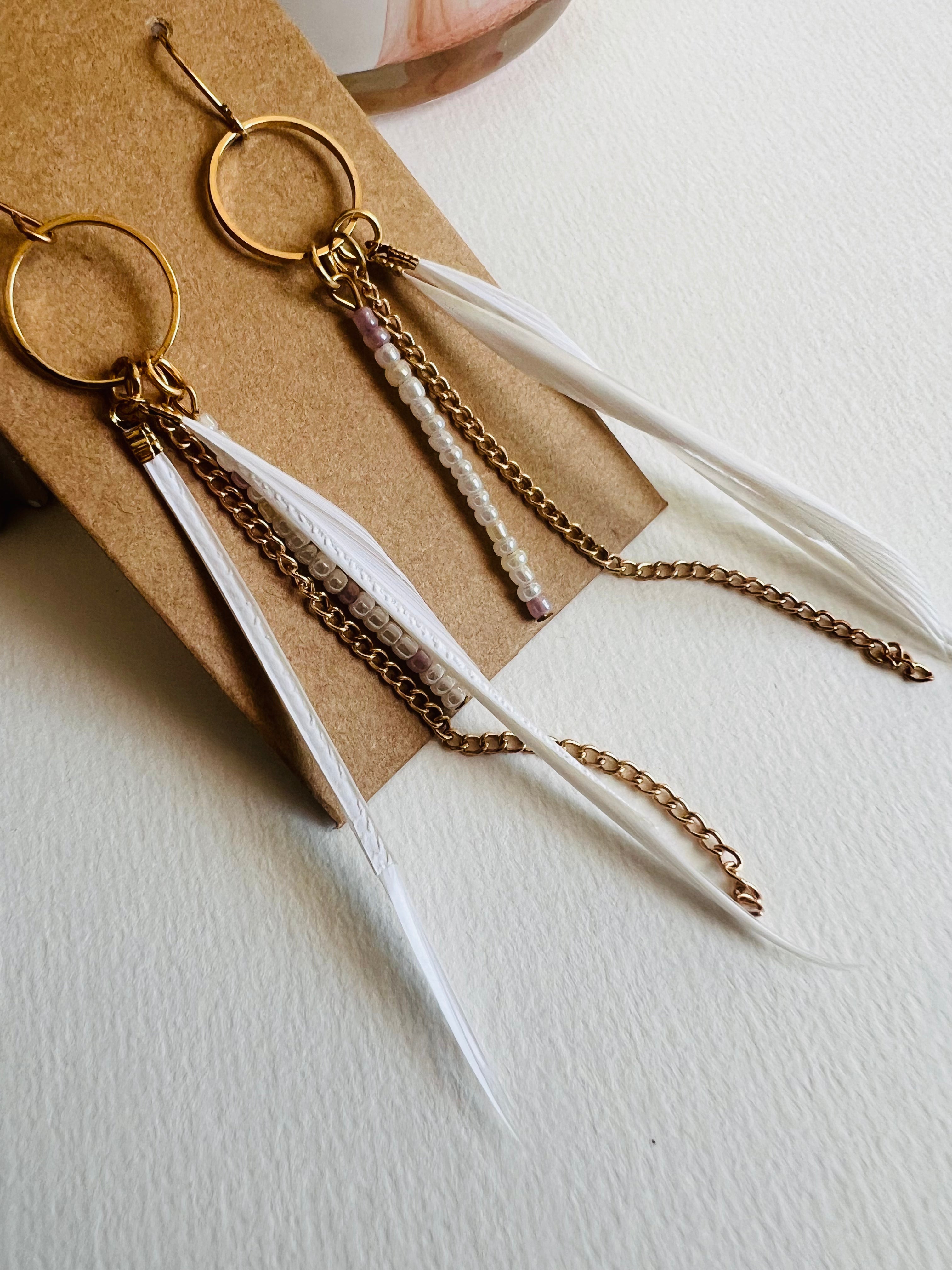 Boucles d’oreilles TANNYA fines plumes blanches - Créations Uniques