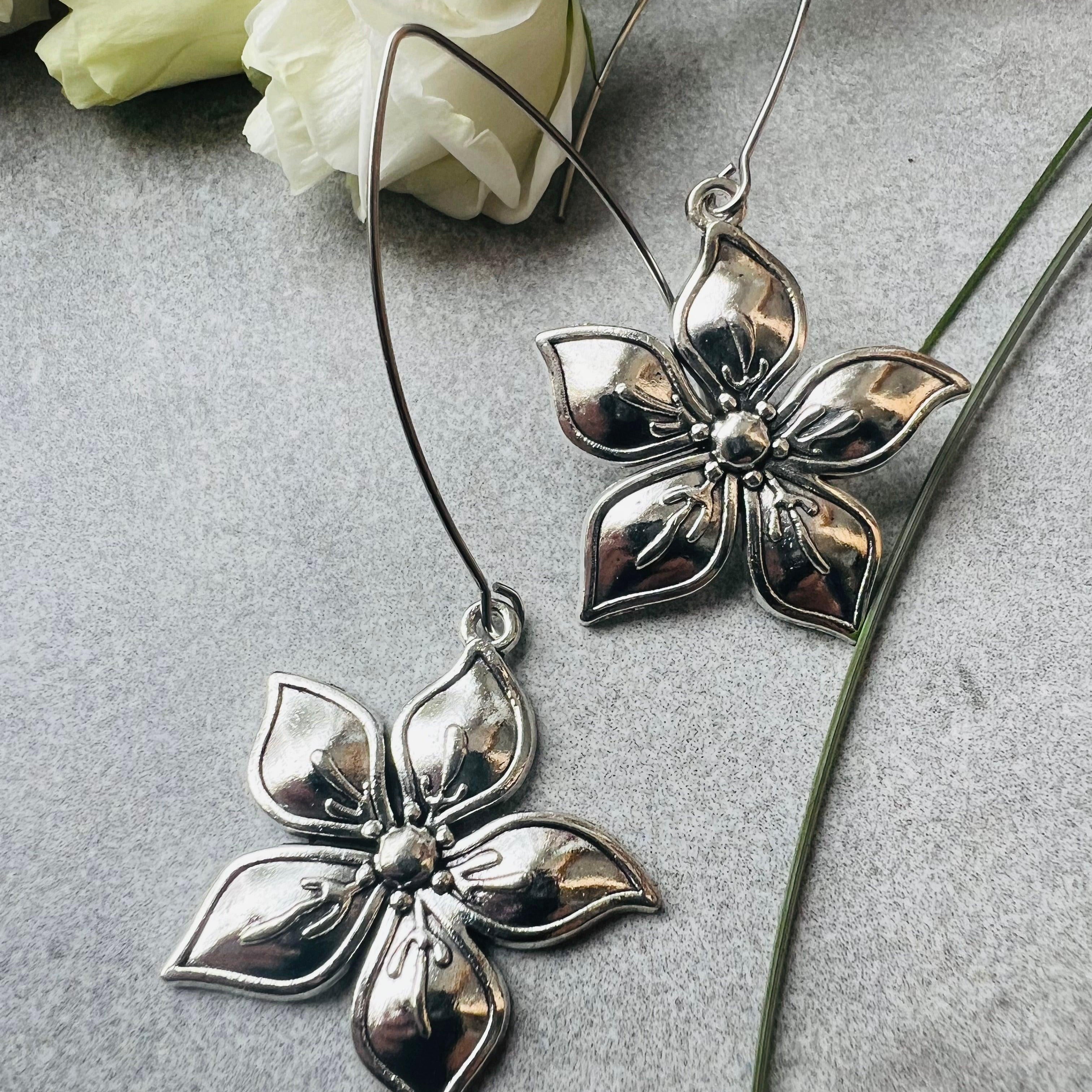 Boucles d’oreilles LINNA fleurs argentées - Créations Uniques - Créations Uniques