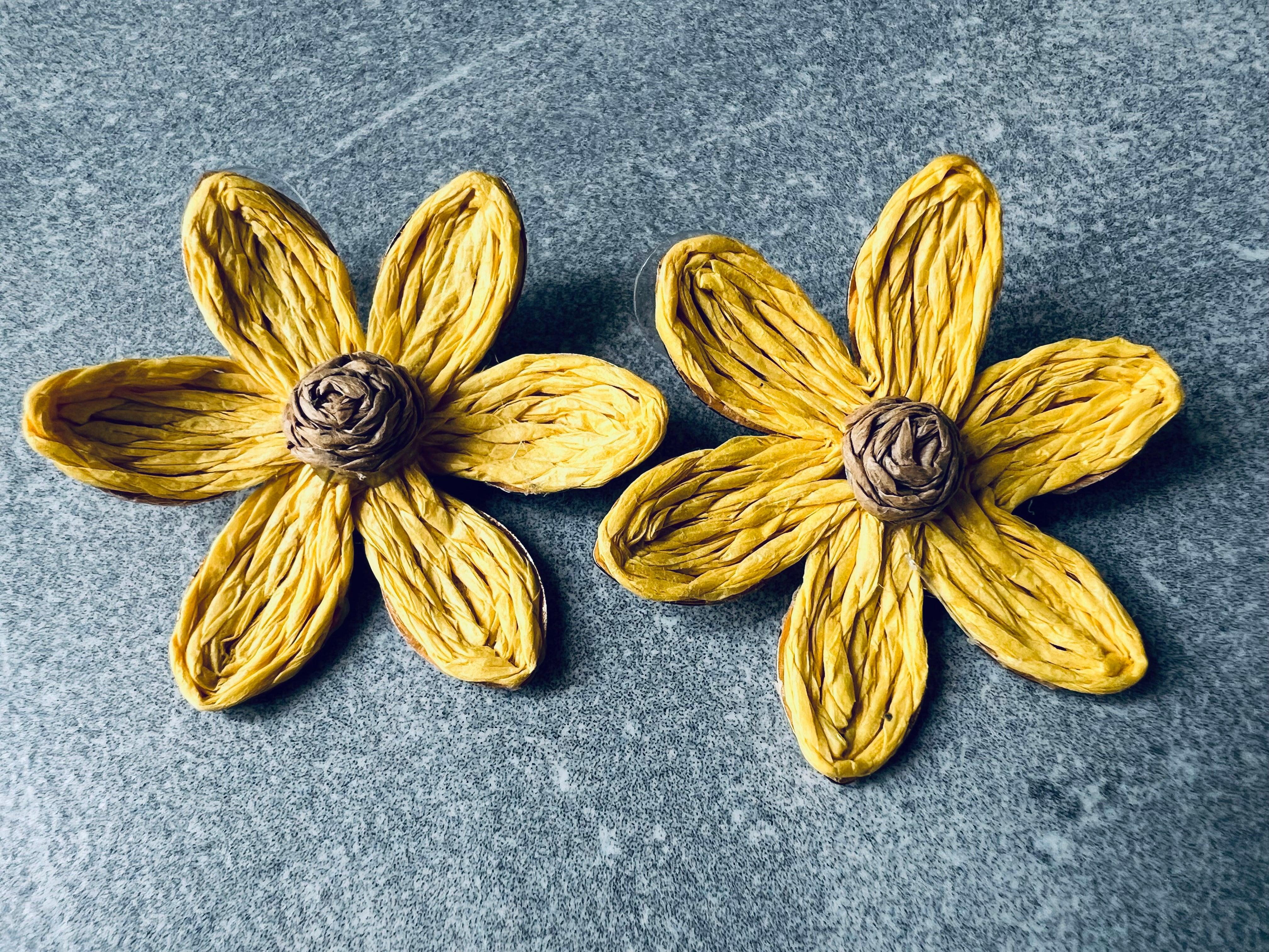Boucles d’oreilles MATHILDE fleurs jaunes courtes raphia - Créations Uniques