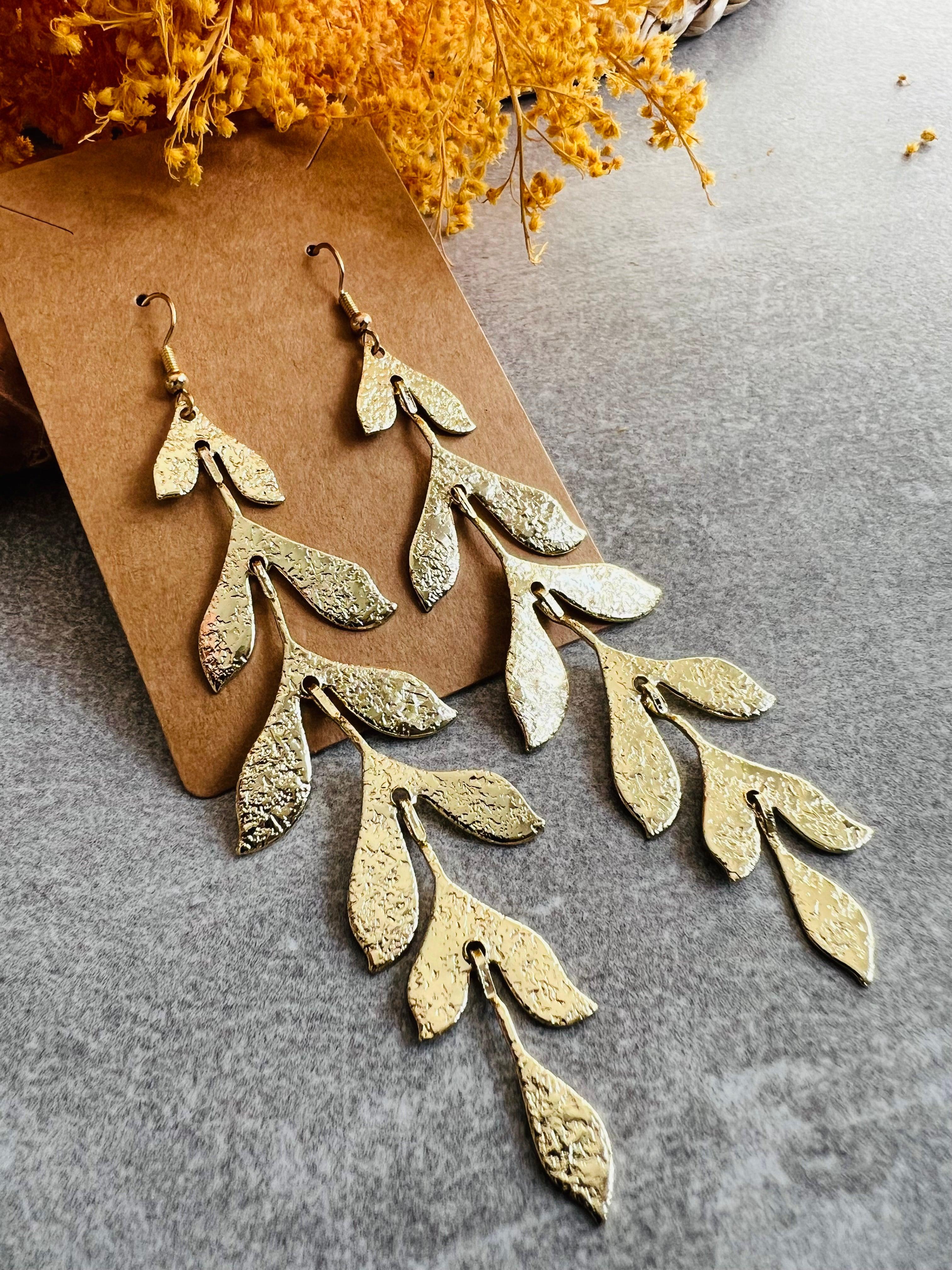 Boucles d’oreilles CAROLE longues et légères feuillage doré - Créations Uniques