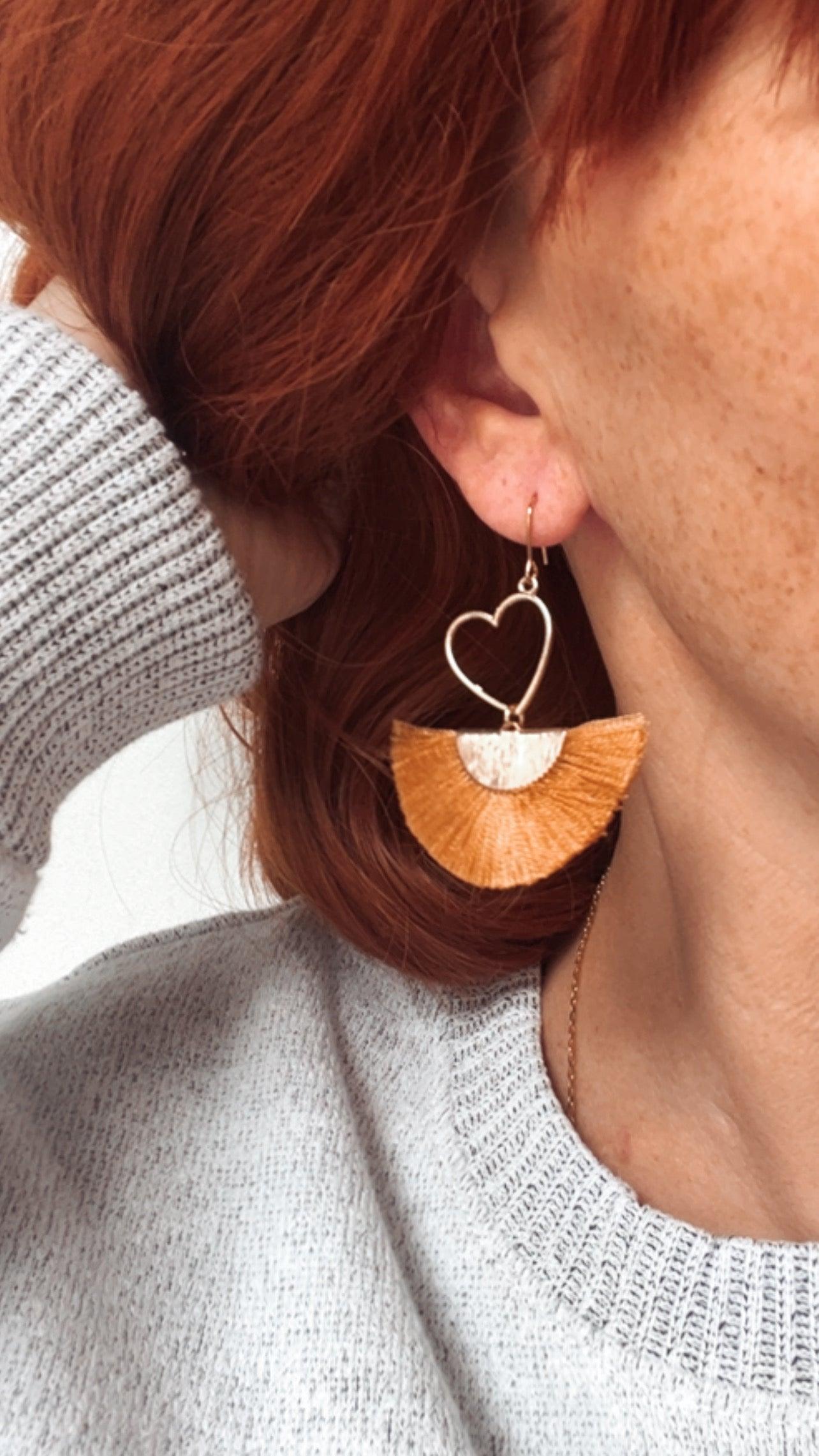 Boucles d’oreilles MARYLAUR cœurs dorés et éventail moutarde - Créations Uniques - Créations Uniques