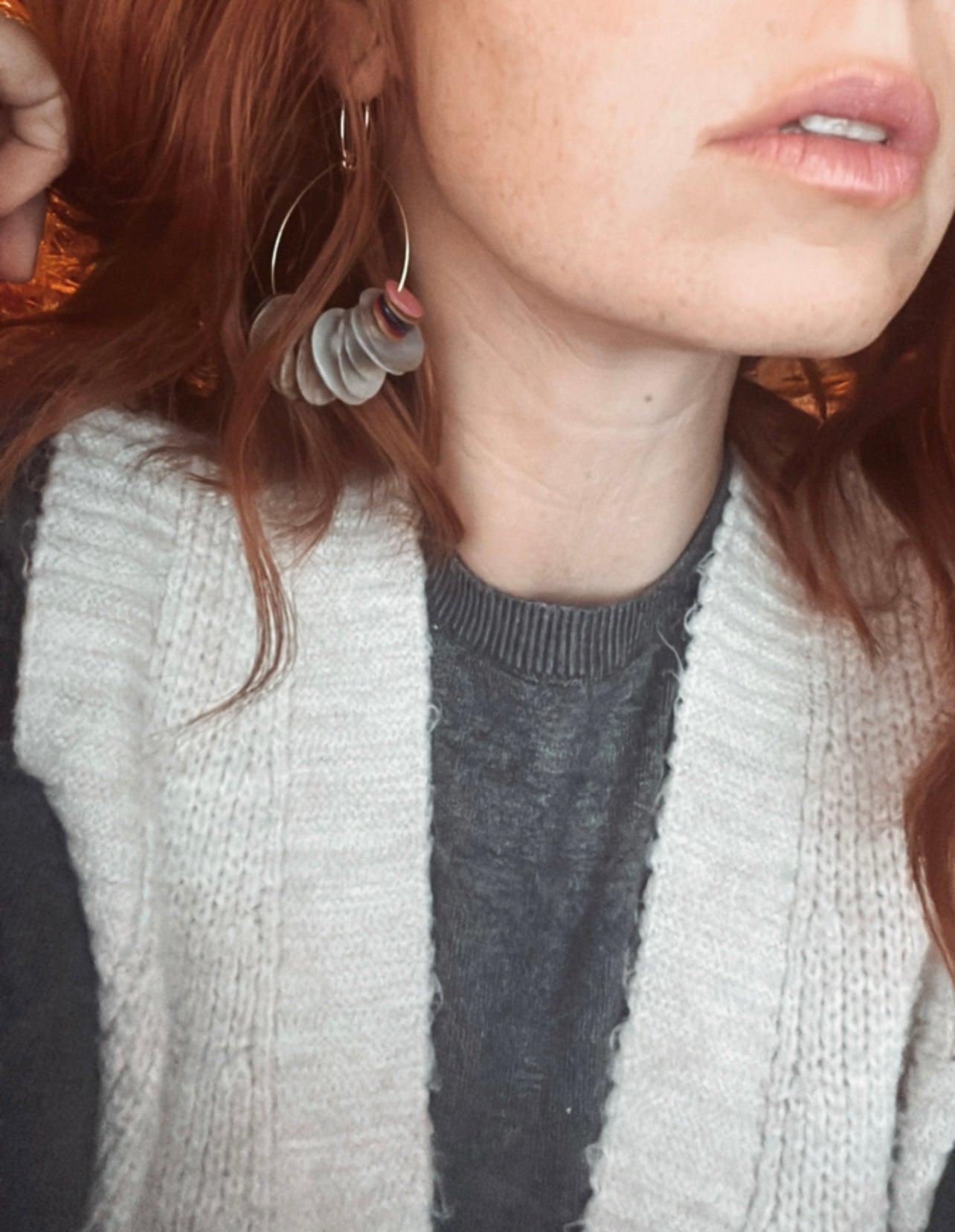 Boucles d’oreilles ARIANE boutons de nacre style bohème - Créations Uniques - Créations Uniques