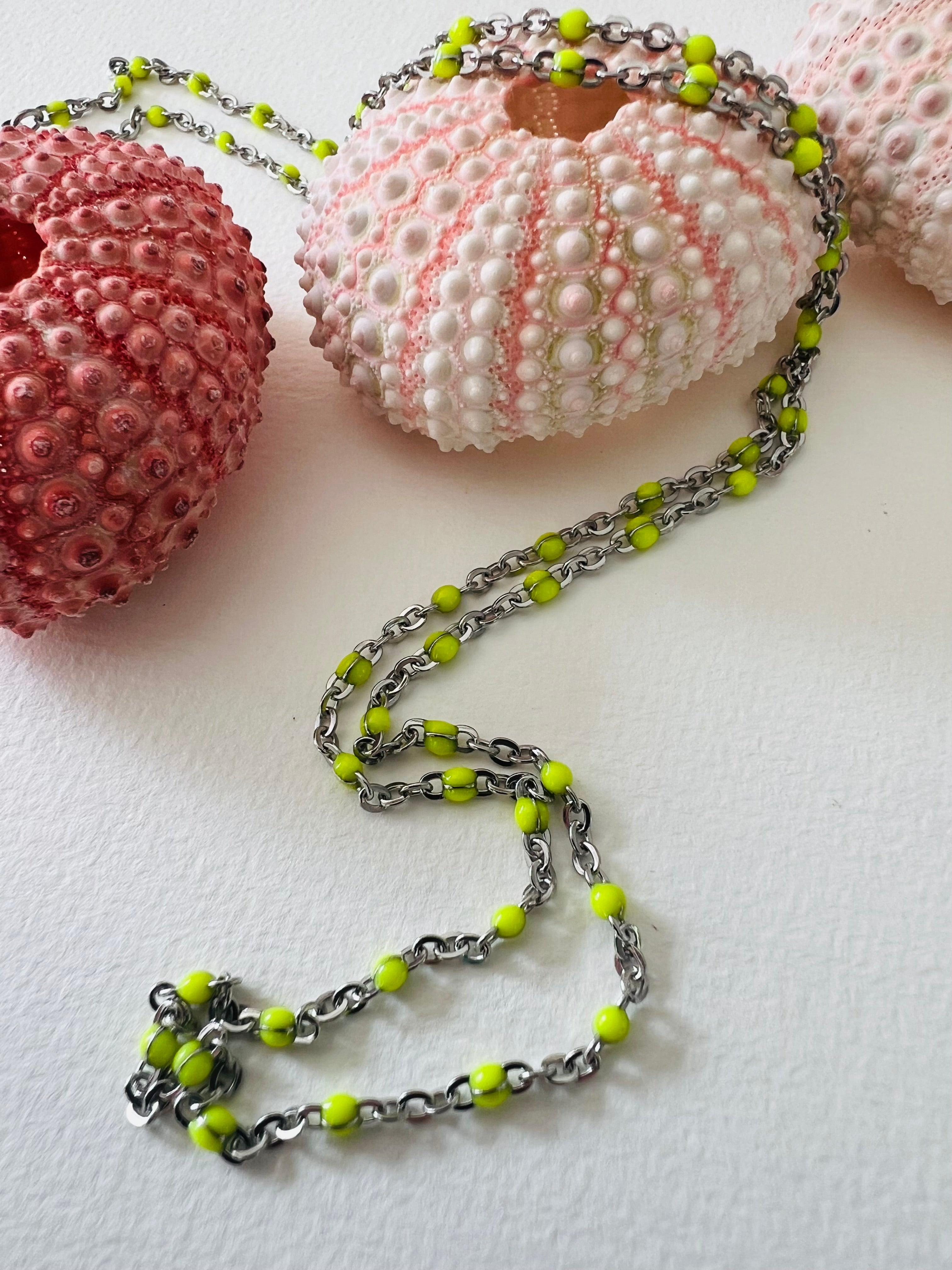 Collier ETHEL mini billes résine jaune fluo chaîne argentée - Créations Uniques