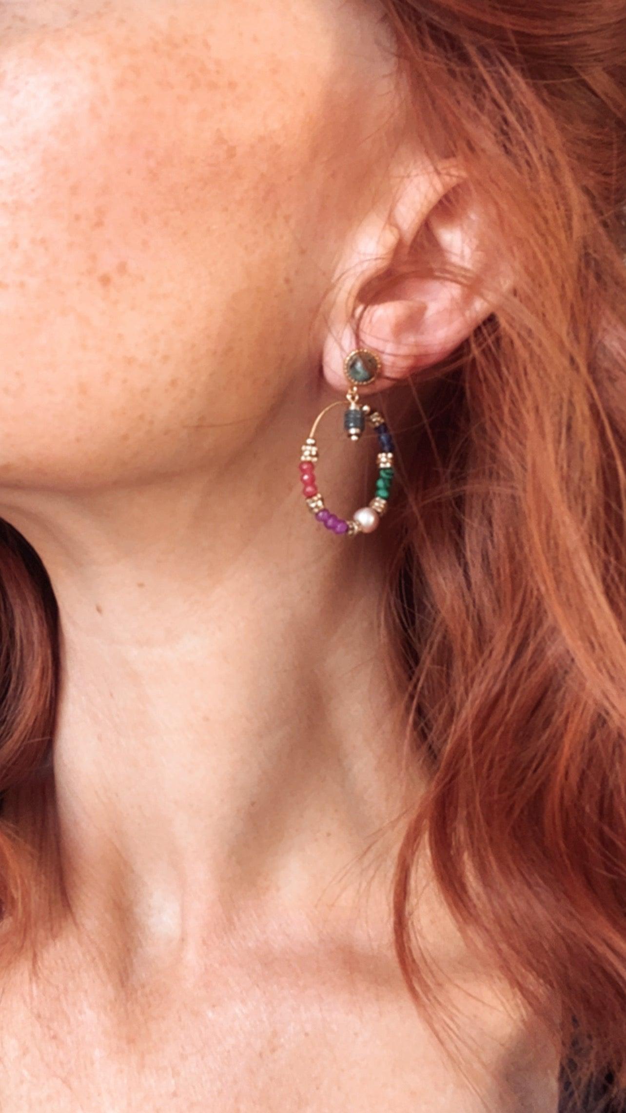 Boucles d’oreilles MAUDE fines et légères, perles multicolores - Créations Uniques