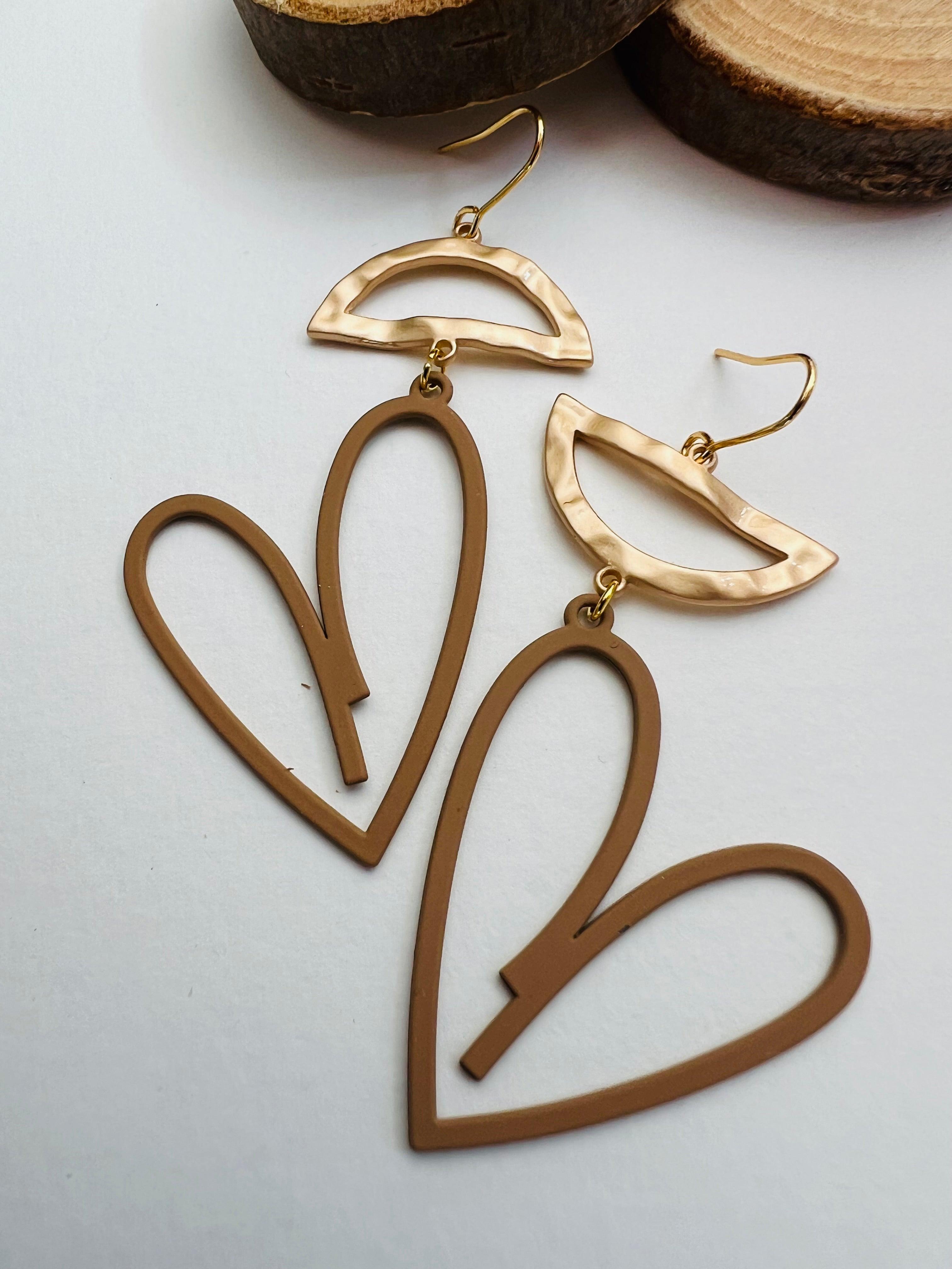 Boucles d’oreilles asymétriques CHARLENE cœurs marron clair et intercalaires laiton - Créations Uniques - Créations Uniques