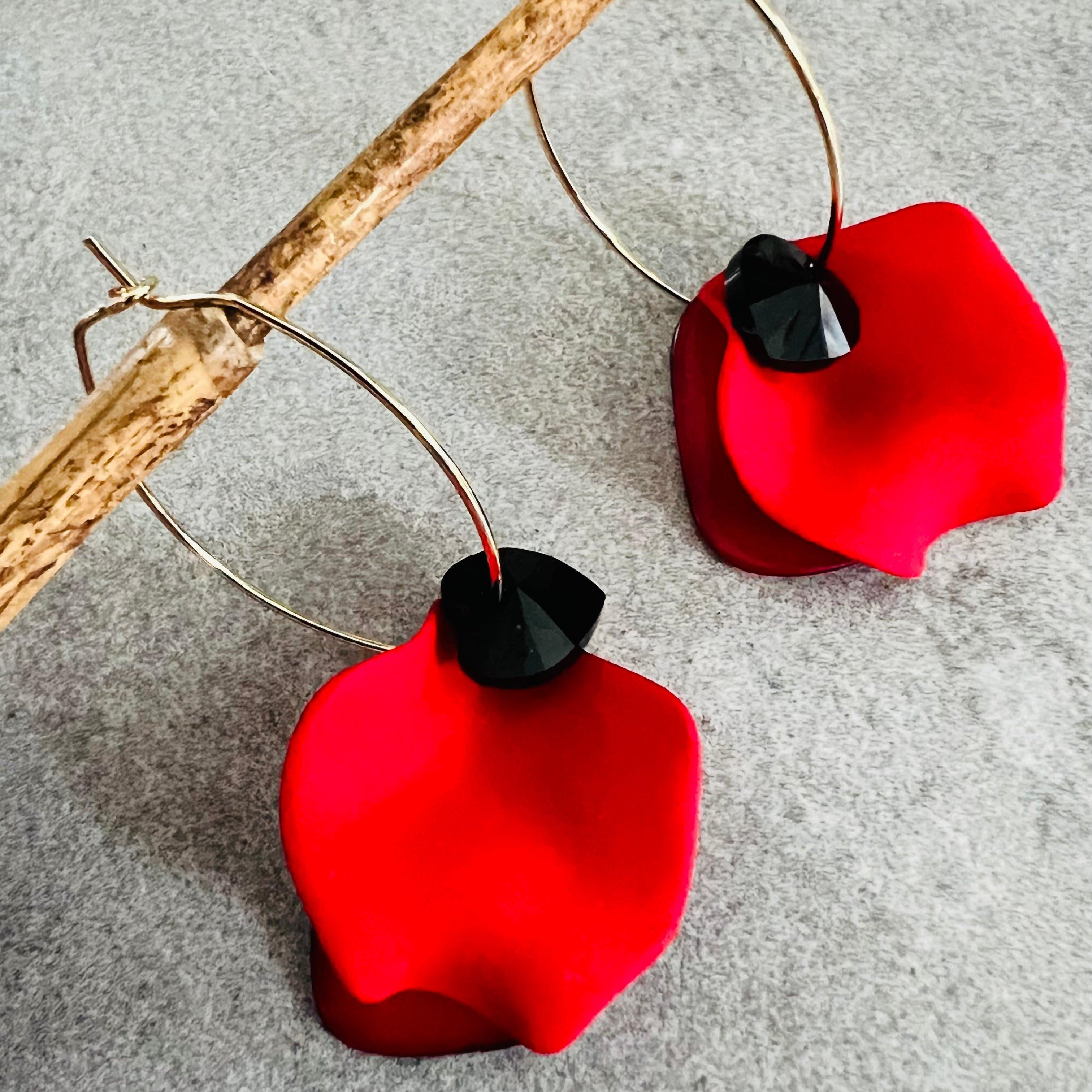 Boucles d’oreilles MARIELLE pétales rouges et cœurs cristal noirs - Créations Uniques - Créations Uniques