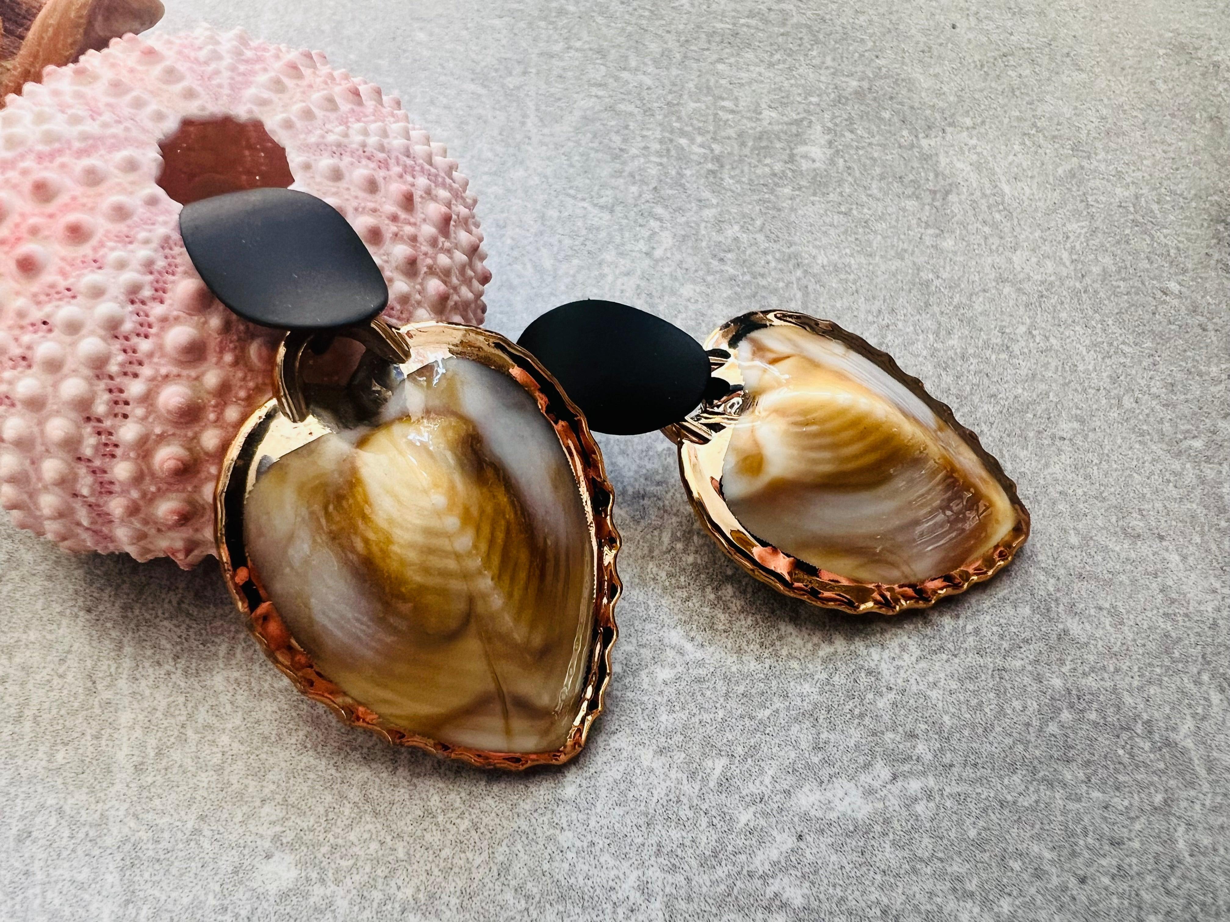 Boucles d’oreilles JOANE coquillages beiges légers et clous noirs - Créations Uniques - Créations Uniques