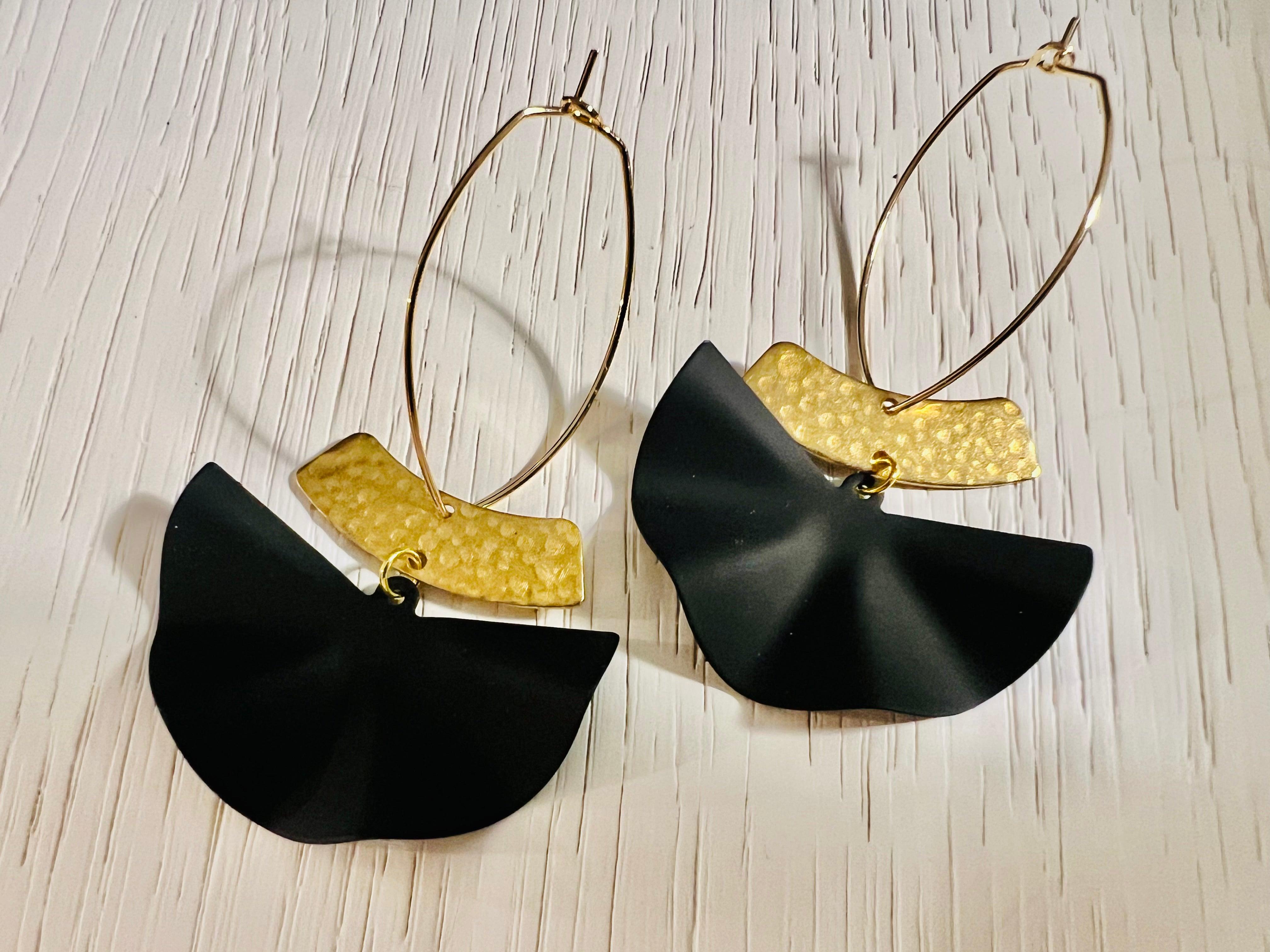 Boucles d’oreilles GWENAËLLE éventail noir intense - Créations Uniques - Créations Uniques