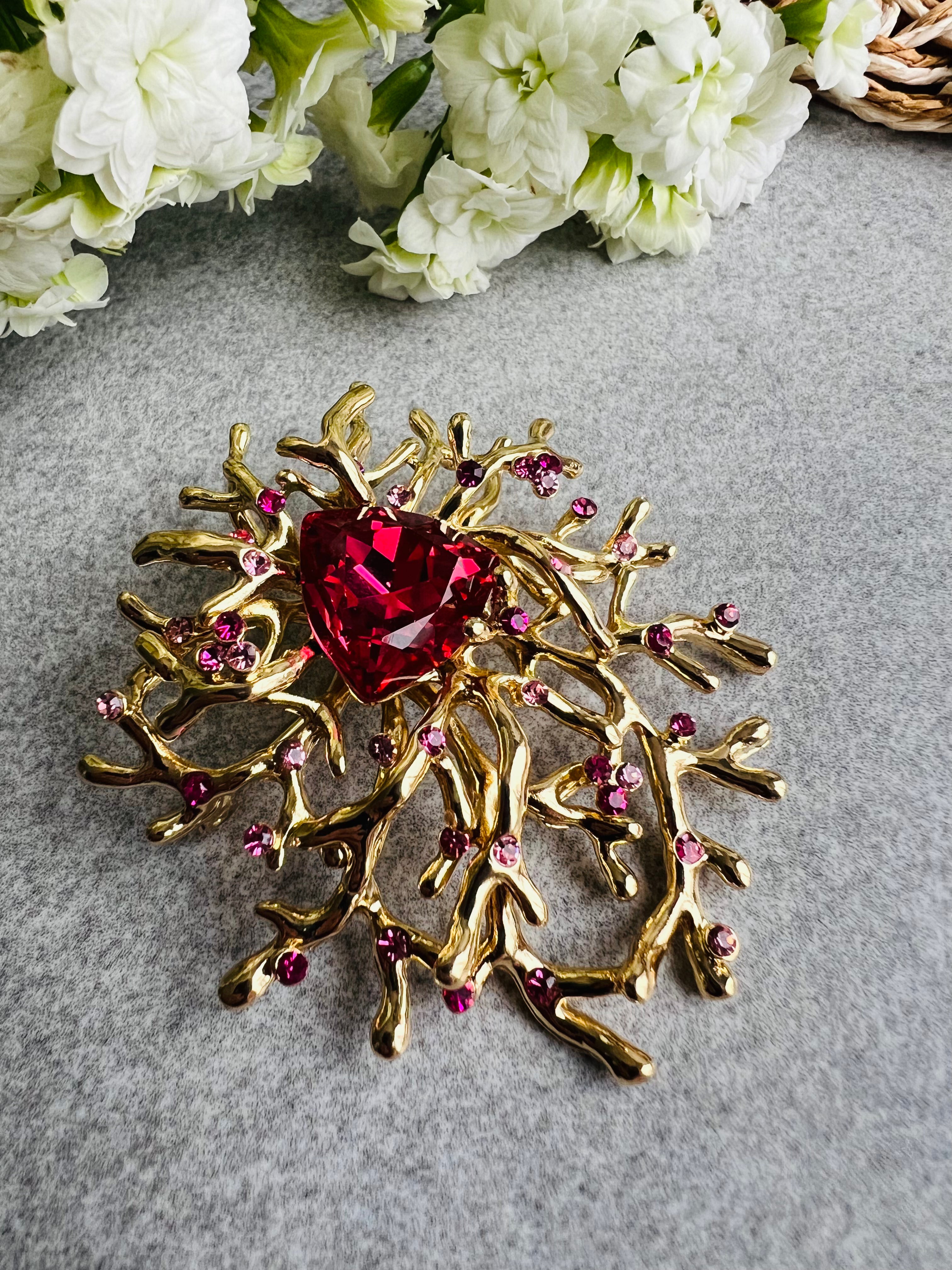 Broche NOEMI feuillage doré féerique strass rose Fushia - Créations Uniques