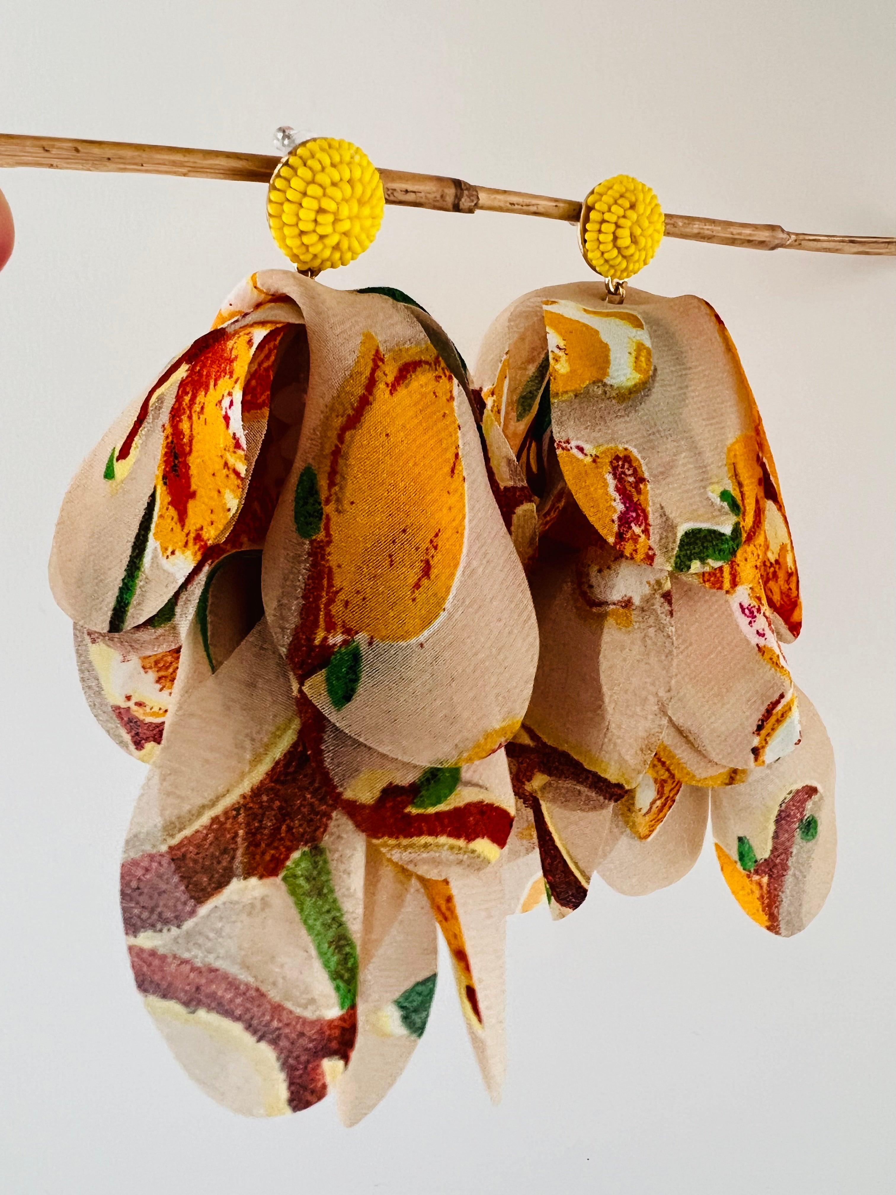 Boucles d’oreilles ALESSANDRA tissu motif fleuri jaune orangé - Créations Uniques
