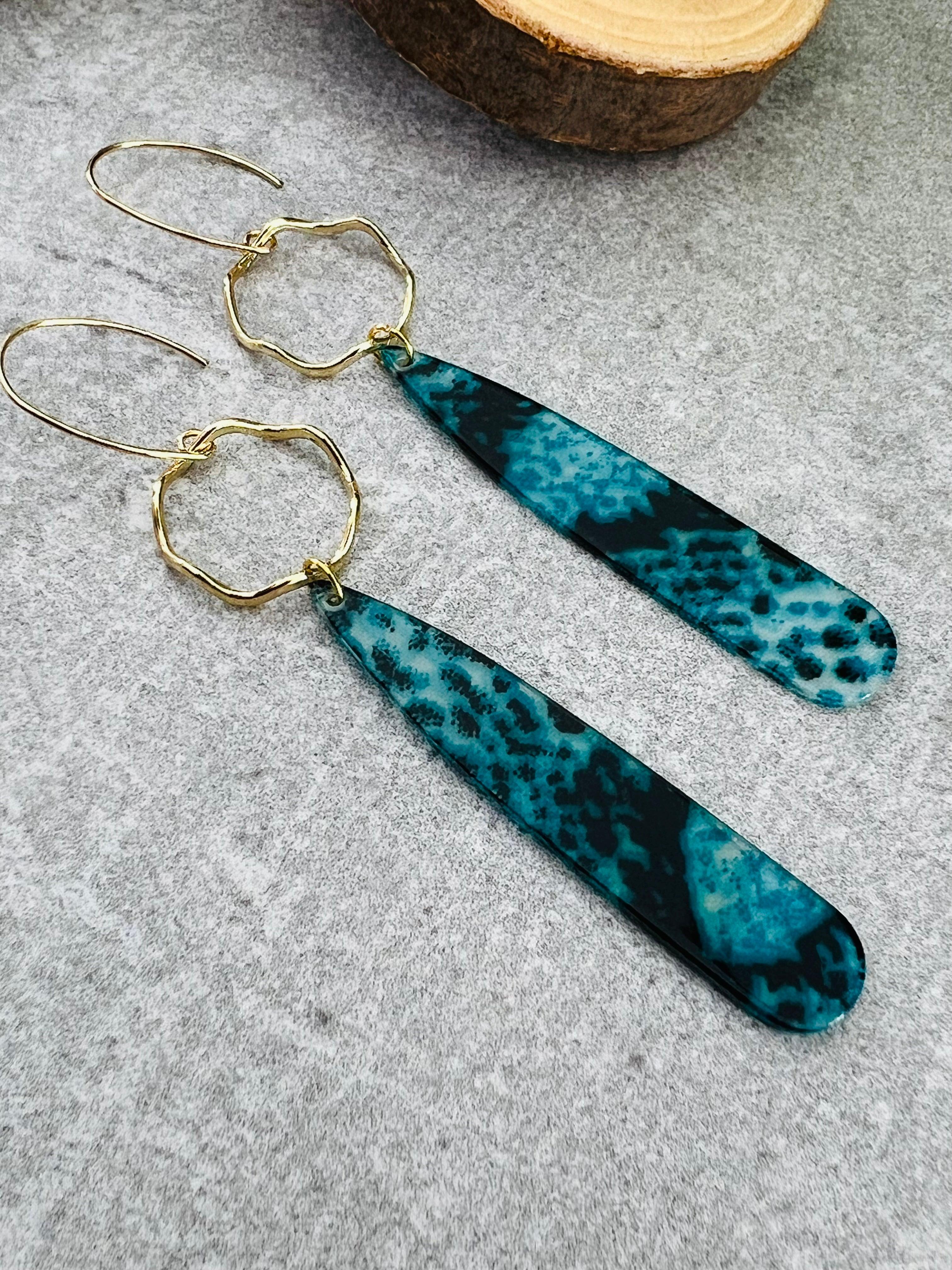 Boucles d’oreilles NATALEE longues gouttes résine bleu turquoise motif python - Créations Uniques - Créations Uniques