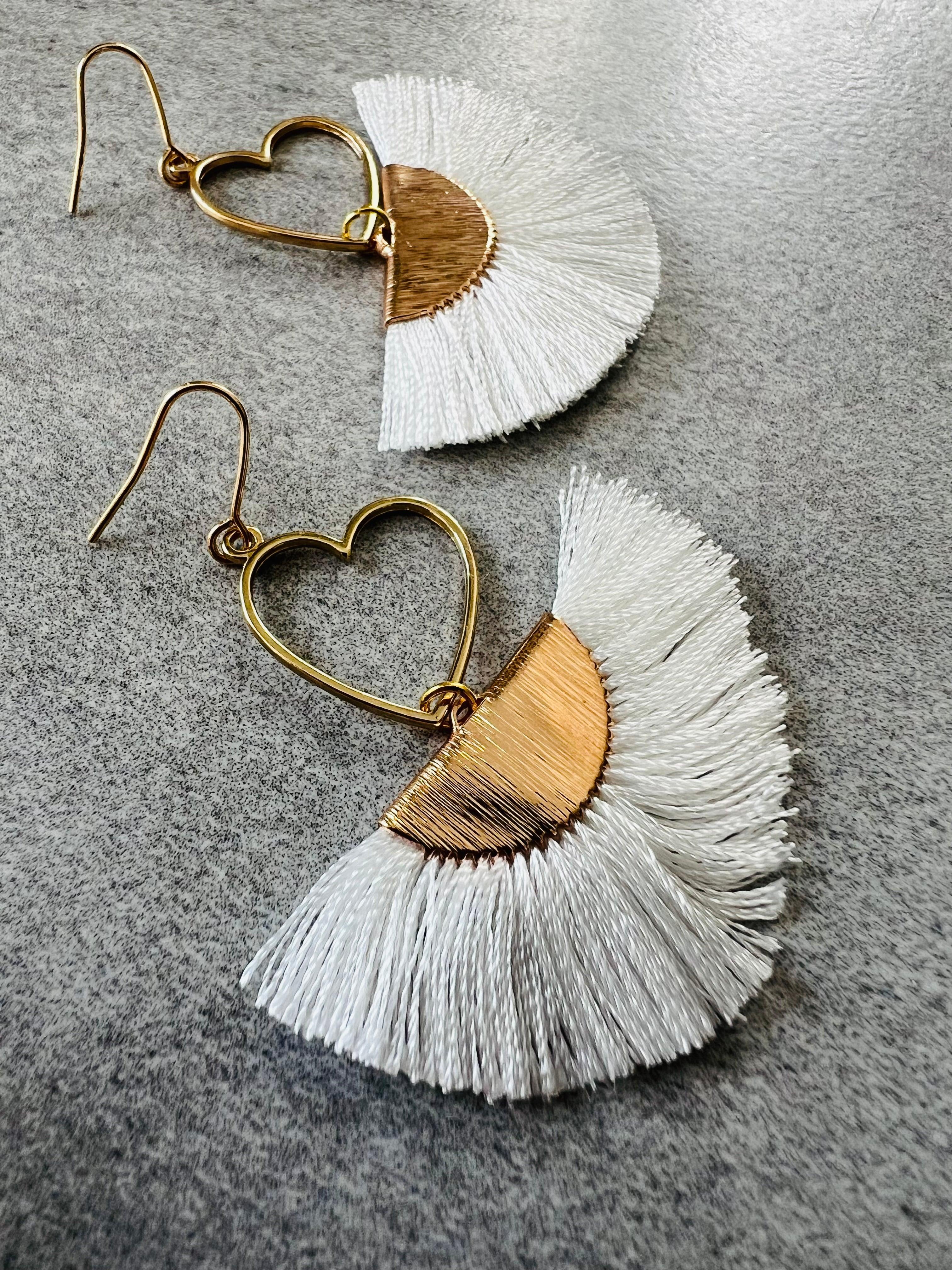Boucles d’oreilles MARYLAUR cœurs dorés et éventail blancs - Créations Uniques - Créations Uniques