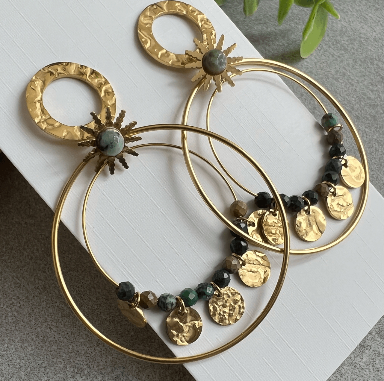 Boucles d’oreilles MAUDE anneaux dorés, perles et pampilles - Créations Uniques