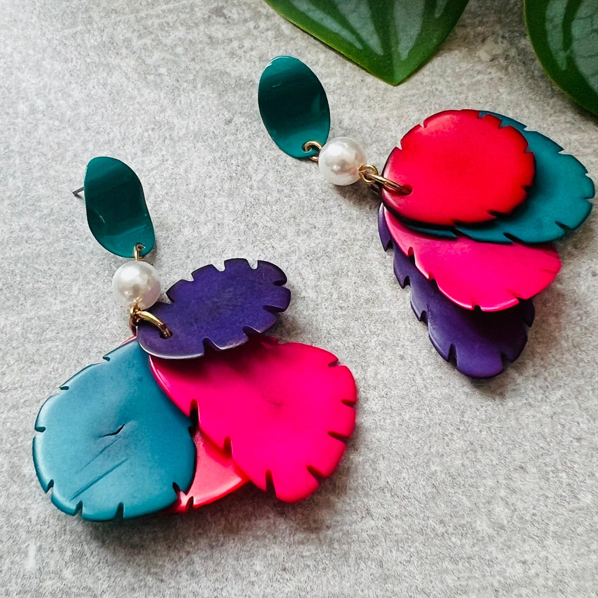 Boucles d’oreilles GENNIFER pétales de tagua multicolores- Créations Uniques - Créations Uniques