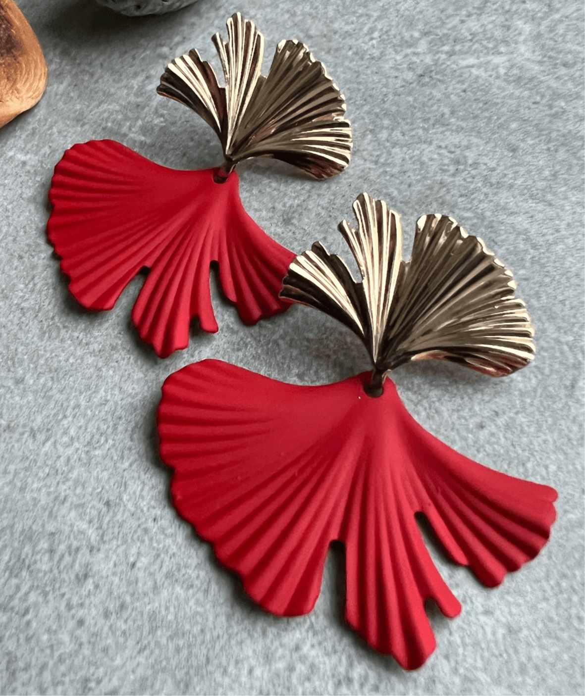 Boucles d’oreilles LALI feuilles Ginkgo rouges et dorées - Créations Uniques