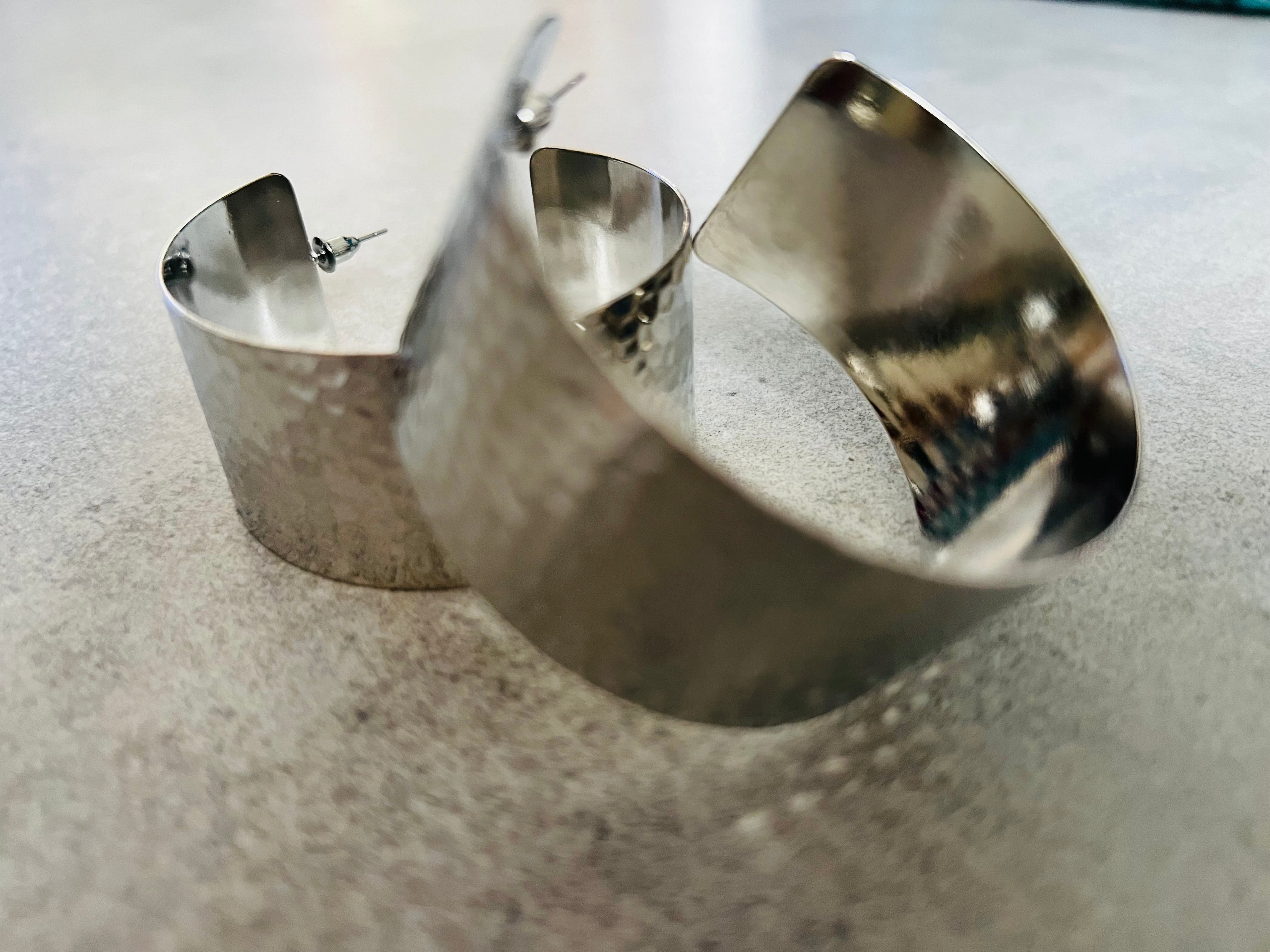 Boucles d’oreilles DAURINE créoles argentées larges - Créations Uniques