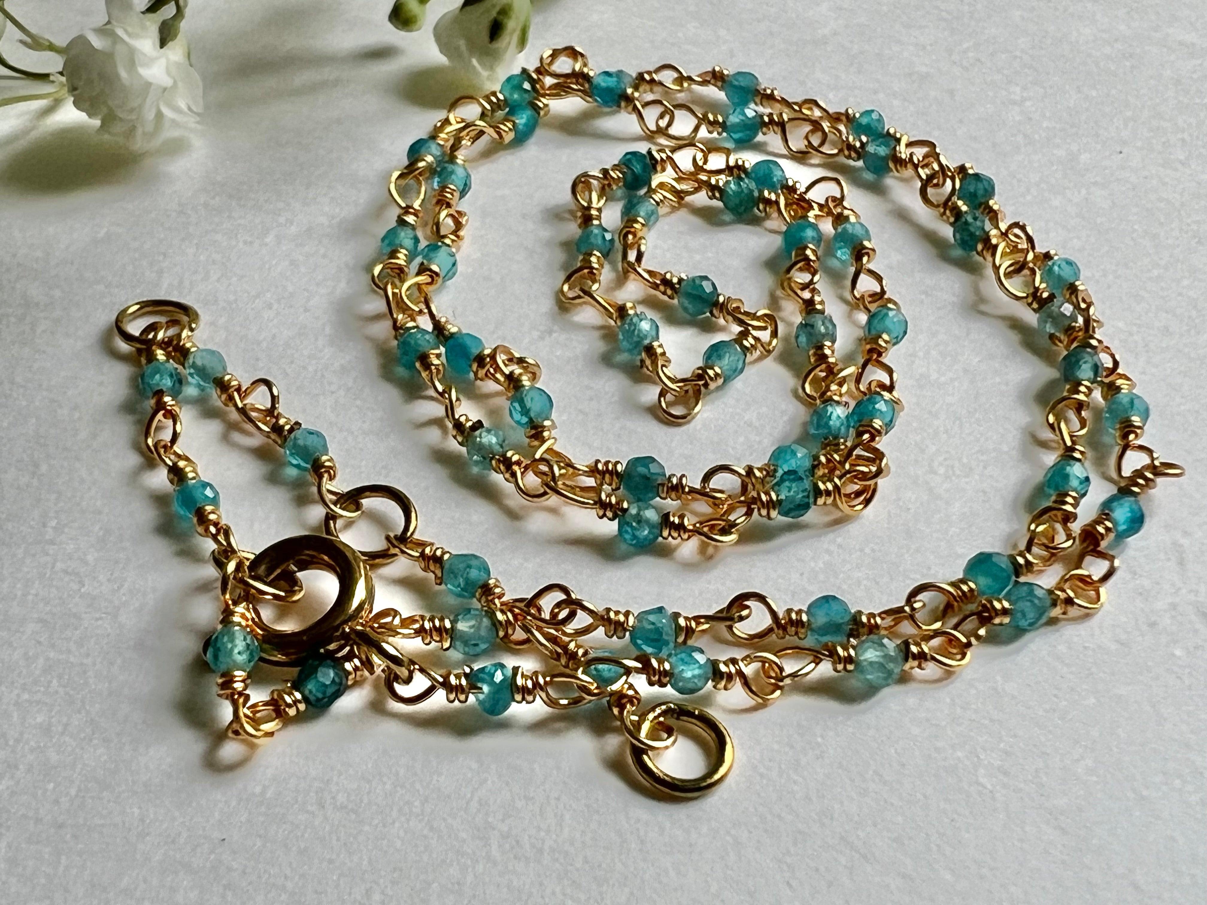 Collier ETHEL ras de cou perles bleu turquoise chaîne dorée - Créations Uniques