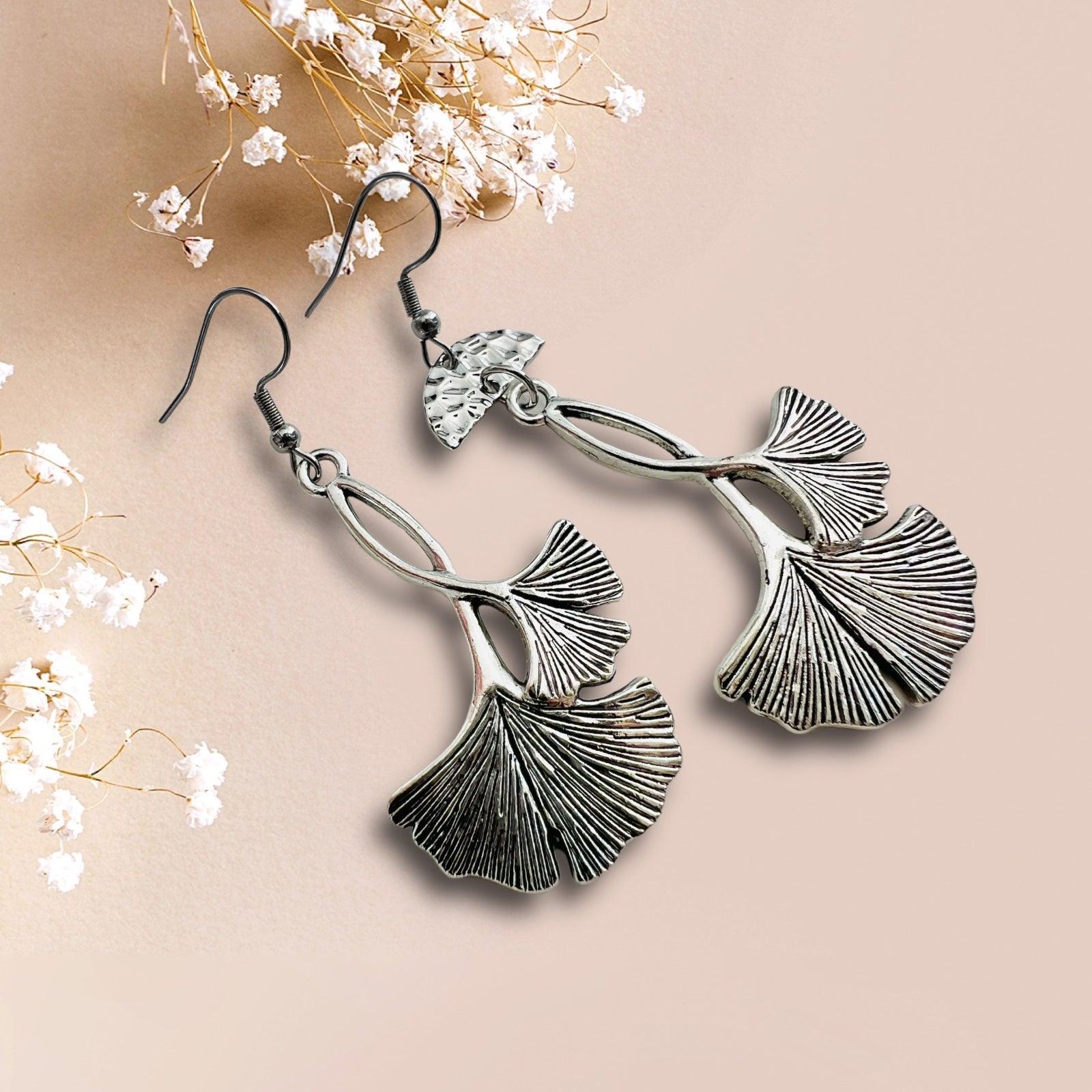Boucles d’oreilles asymétriques BABETH feuilles Ginkgo argentées - Créations Uniques - Créations Uniques