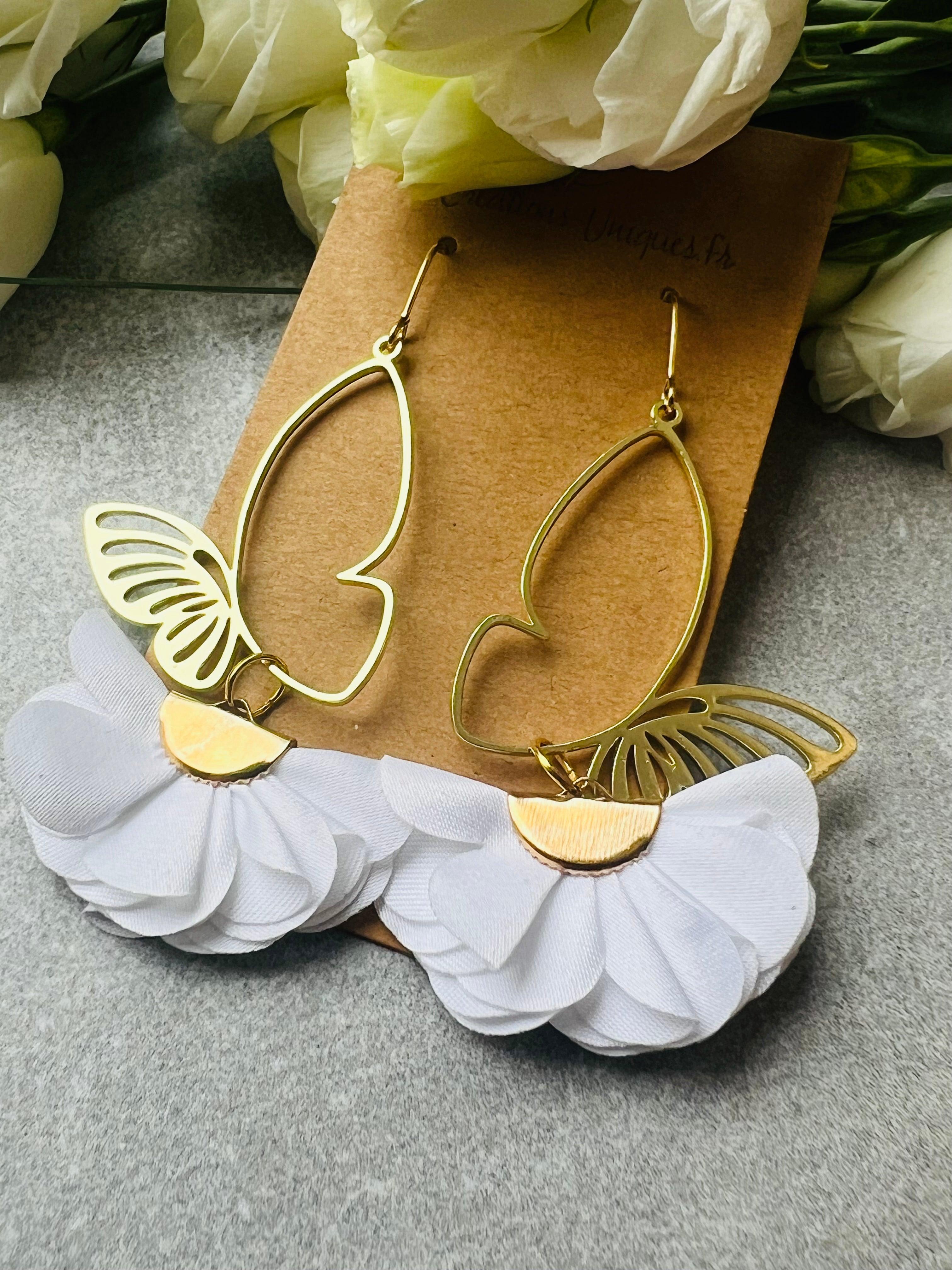 Boucles d’oreilles SUZETTE papillons dorés et pampilles tissu blanc - Créations Uniques - Créations Uniques