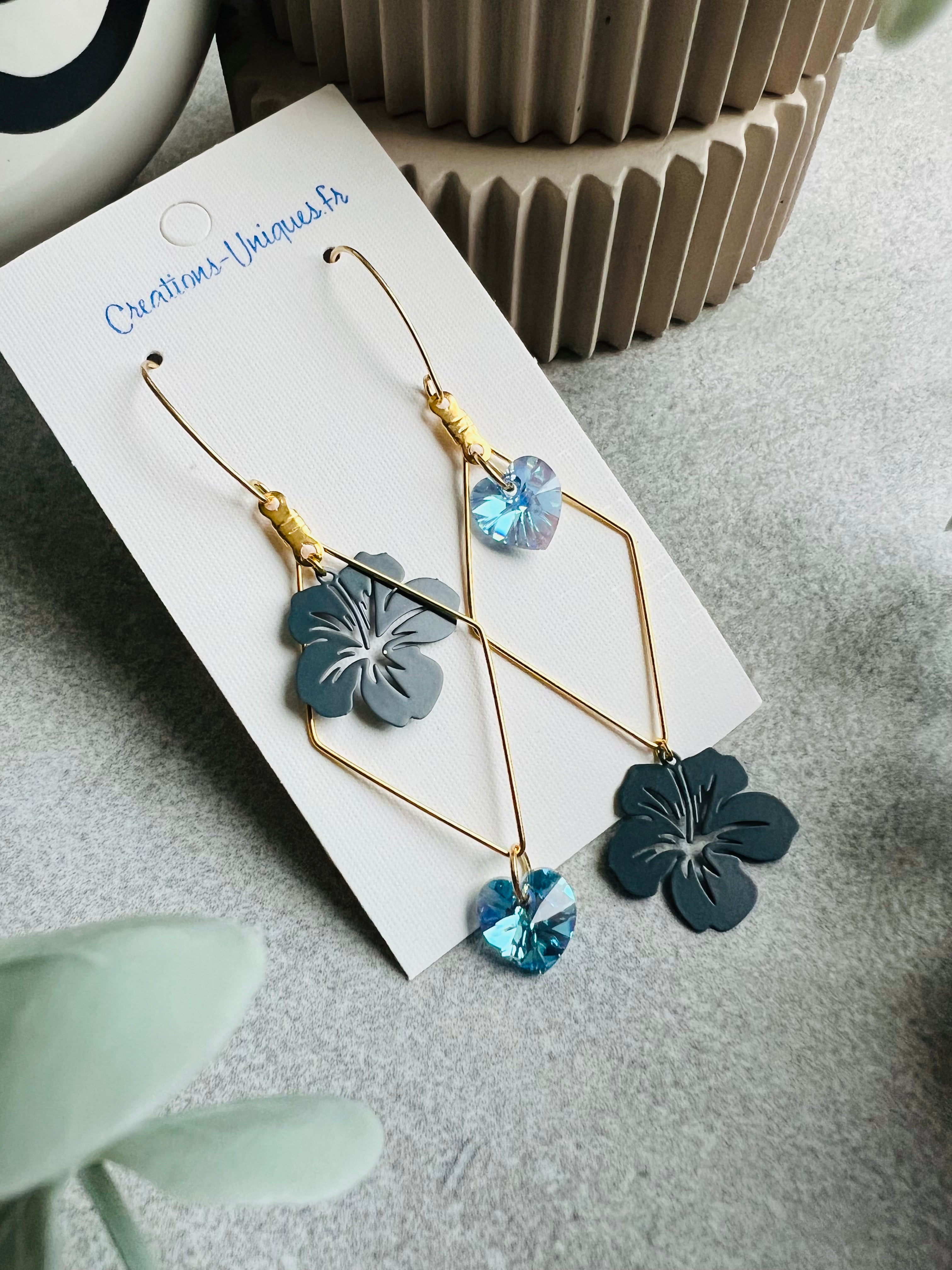 Boucles d’oreilles asymétriques KATHRYN cœurs cristal aquamarine et fleurs hibiscus - Créations Uniques - Créations Uniques