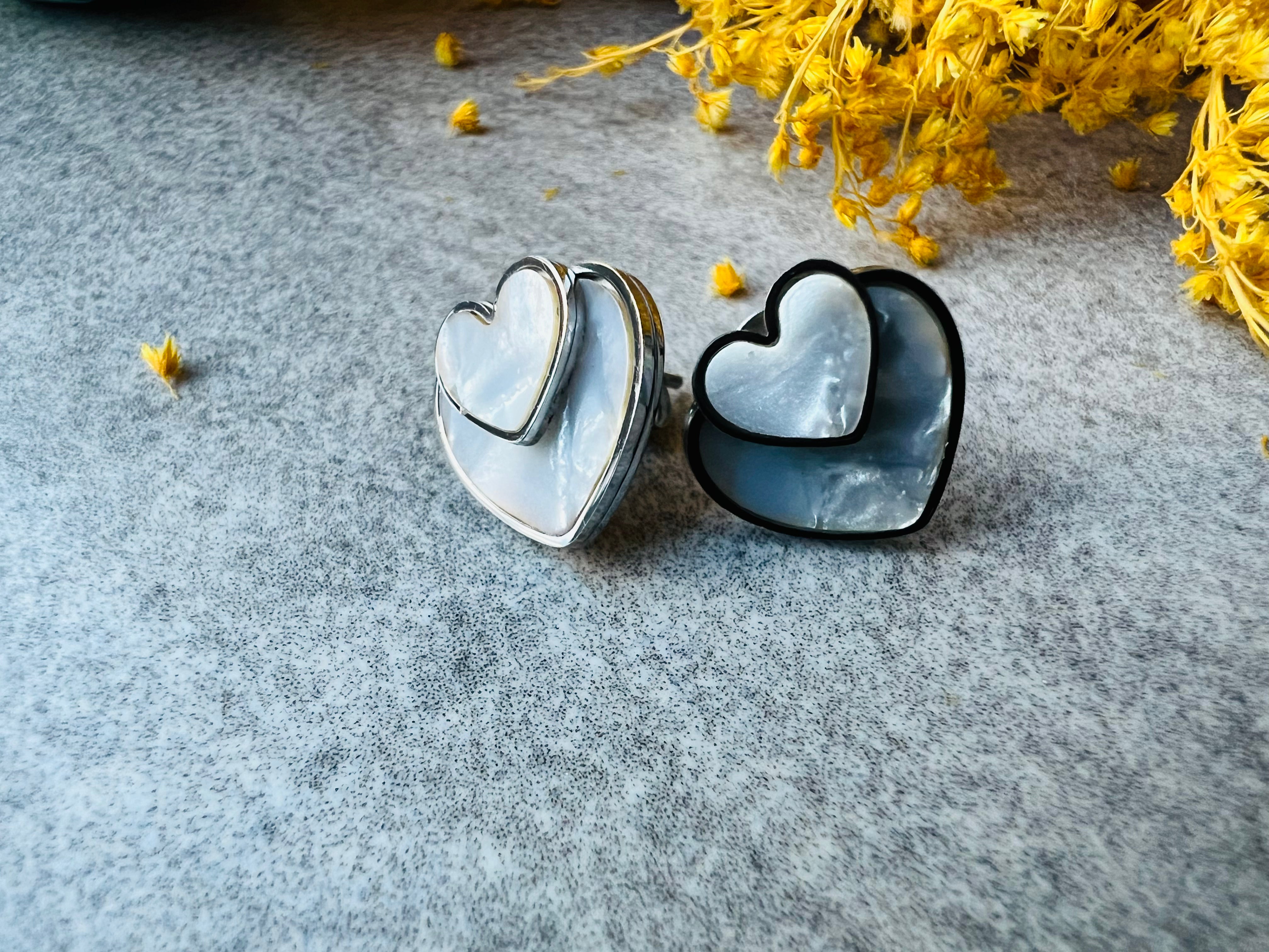 Boucles d’oreilles JOSIE clous mini cœurs irisés - Créations Uniques