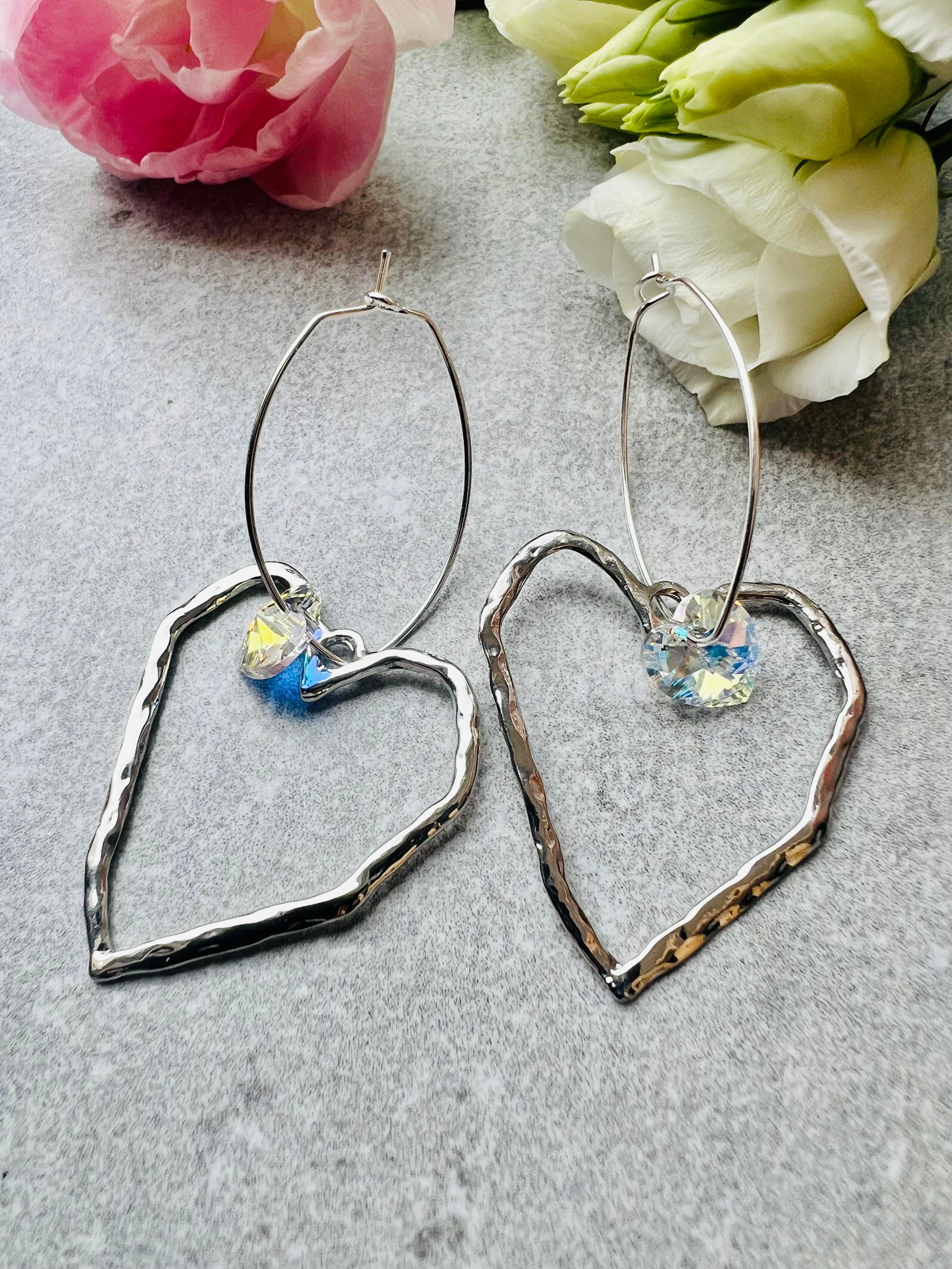 Boucles d’oreilles CASSANDRA cœurs argentés cristal - Créations Uniques - Créations Uniques