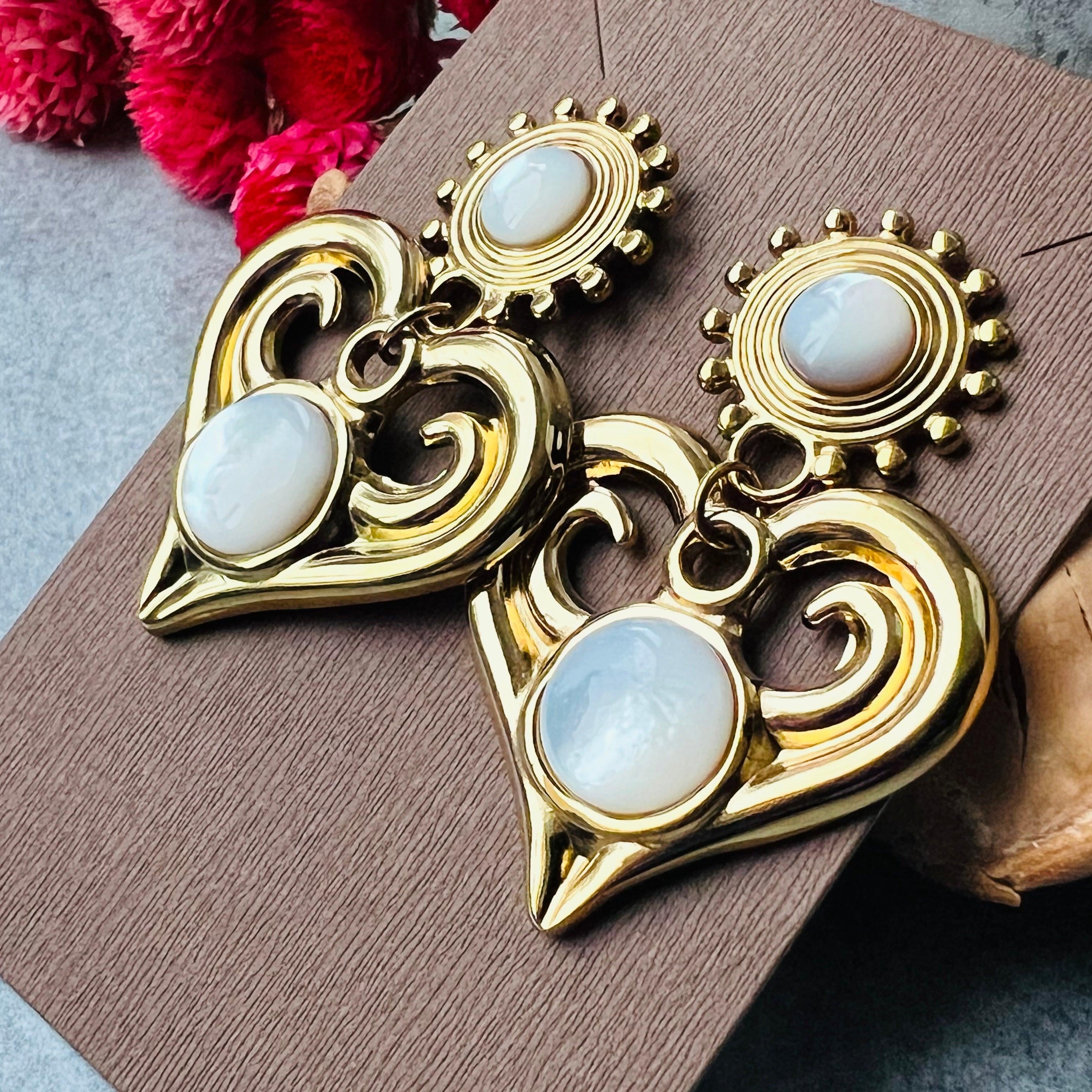 Boucles d’oreilles MARY cœurs dorés et blanc nacré - Créations Uniques