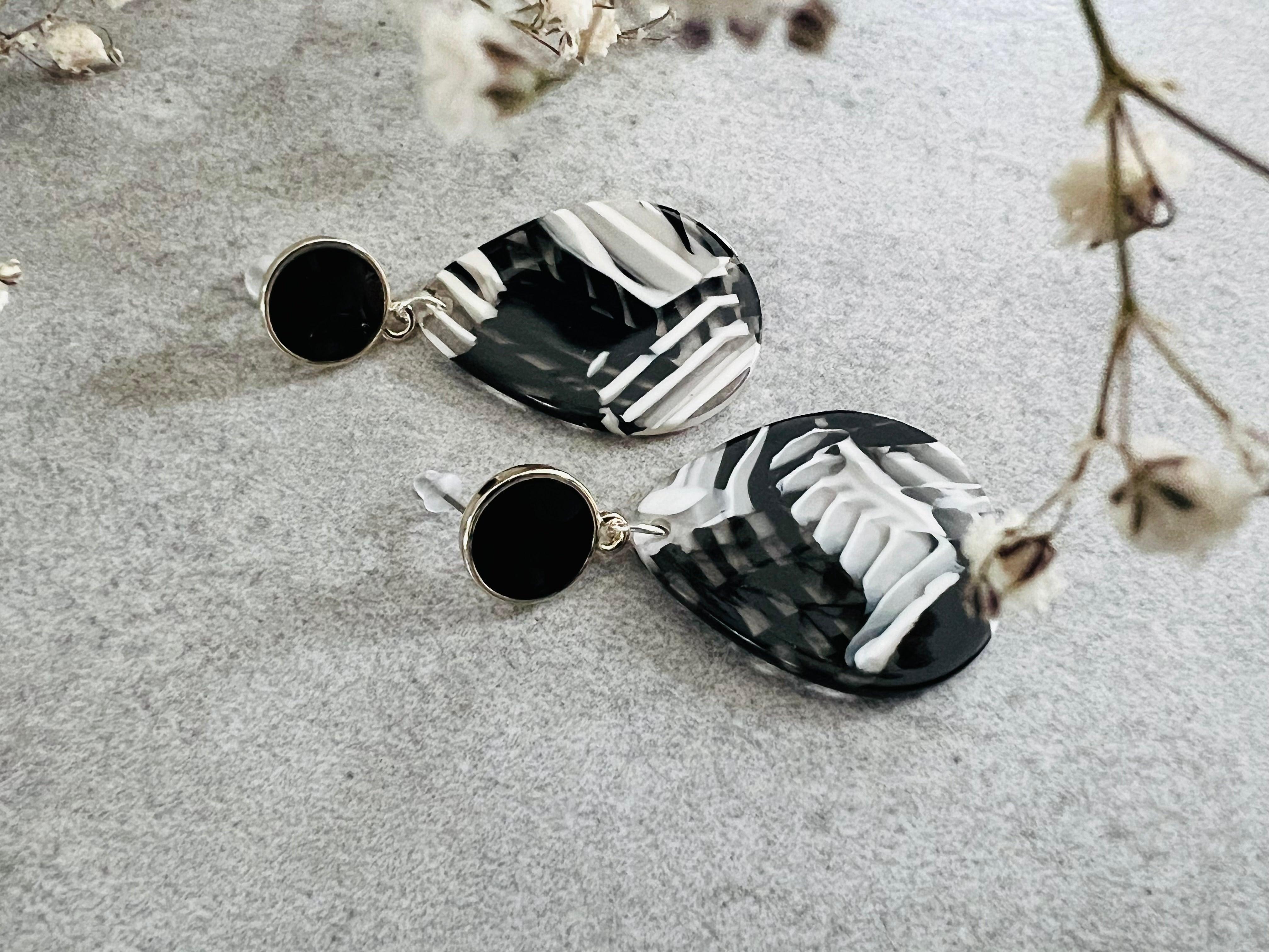 Boucles d’oreilles AUGUSTINE gouttes resine noir et blanc - Créations Uniques - Créations Uniques
