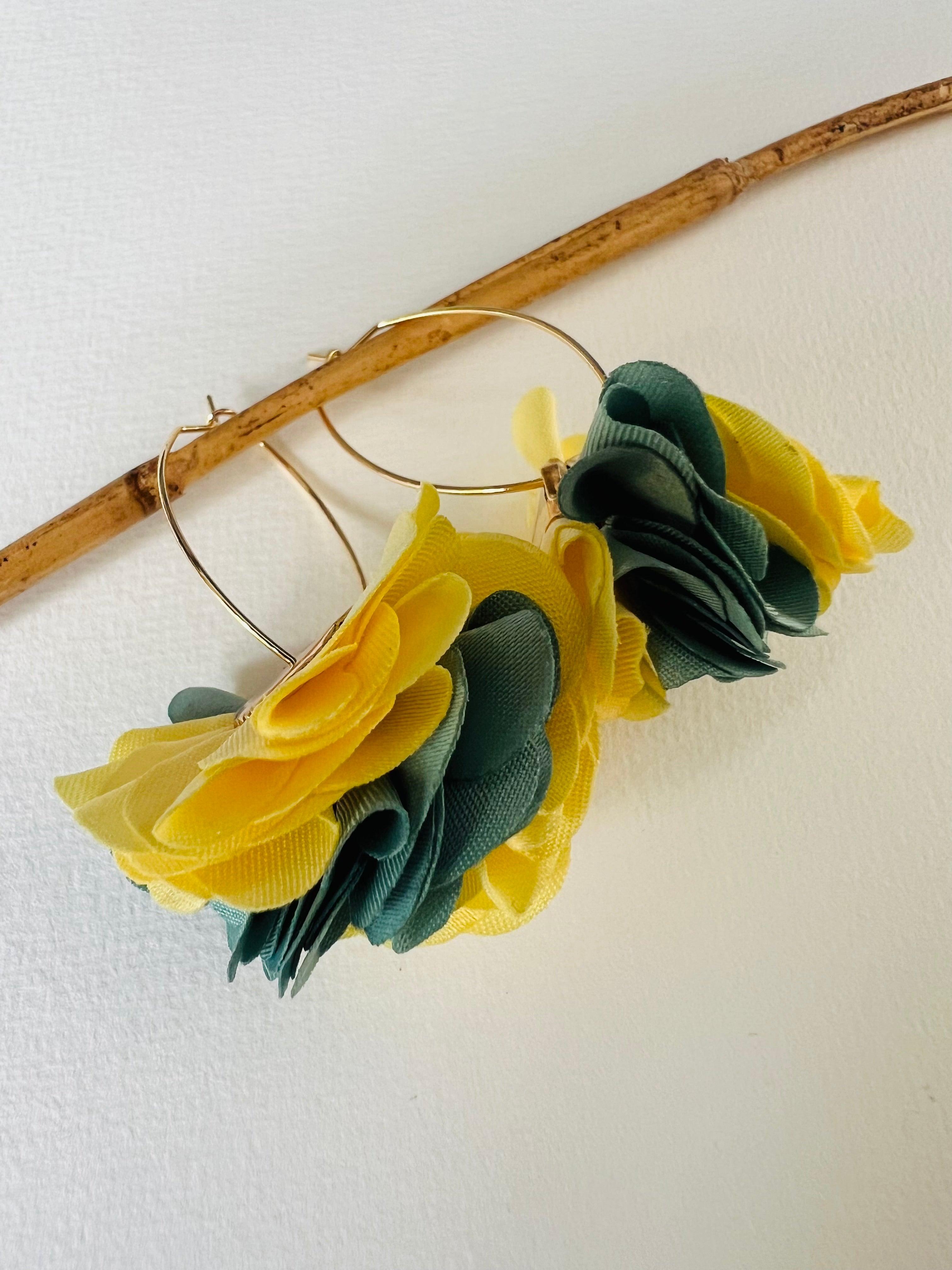 Boucles d’oreilles anneaux ovales SHEILA pampilles tissu jaune et vert - Créations Uniques - Créations Uniques