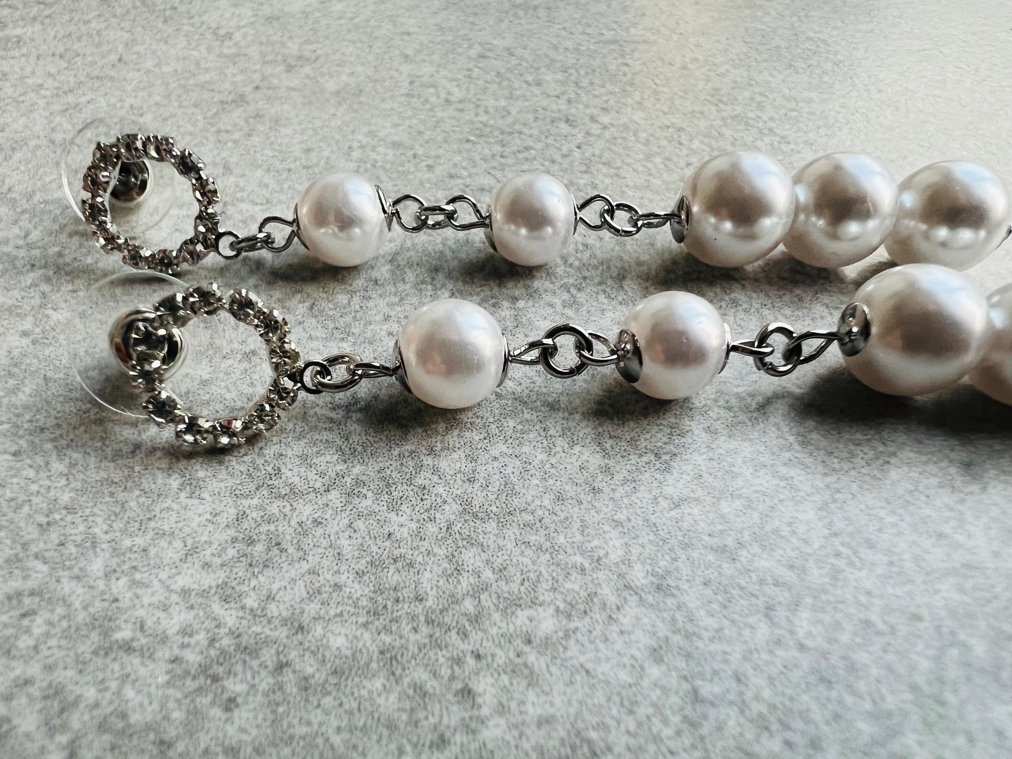 Boucles d’oreilles EVELYN perles blanc nacré clous strass - Créations Uniques