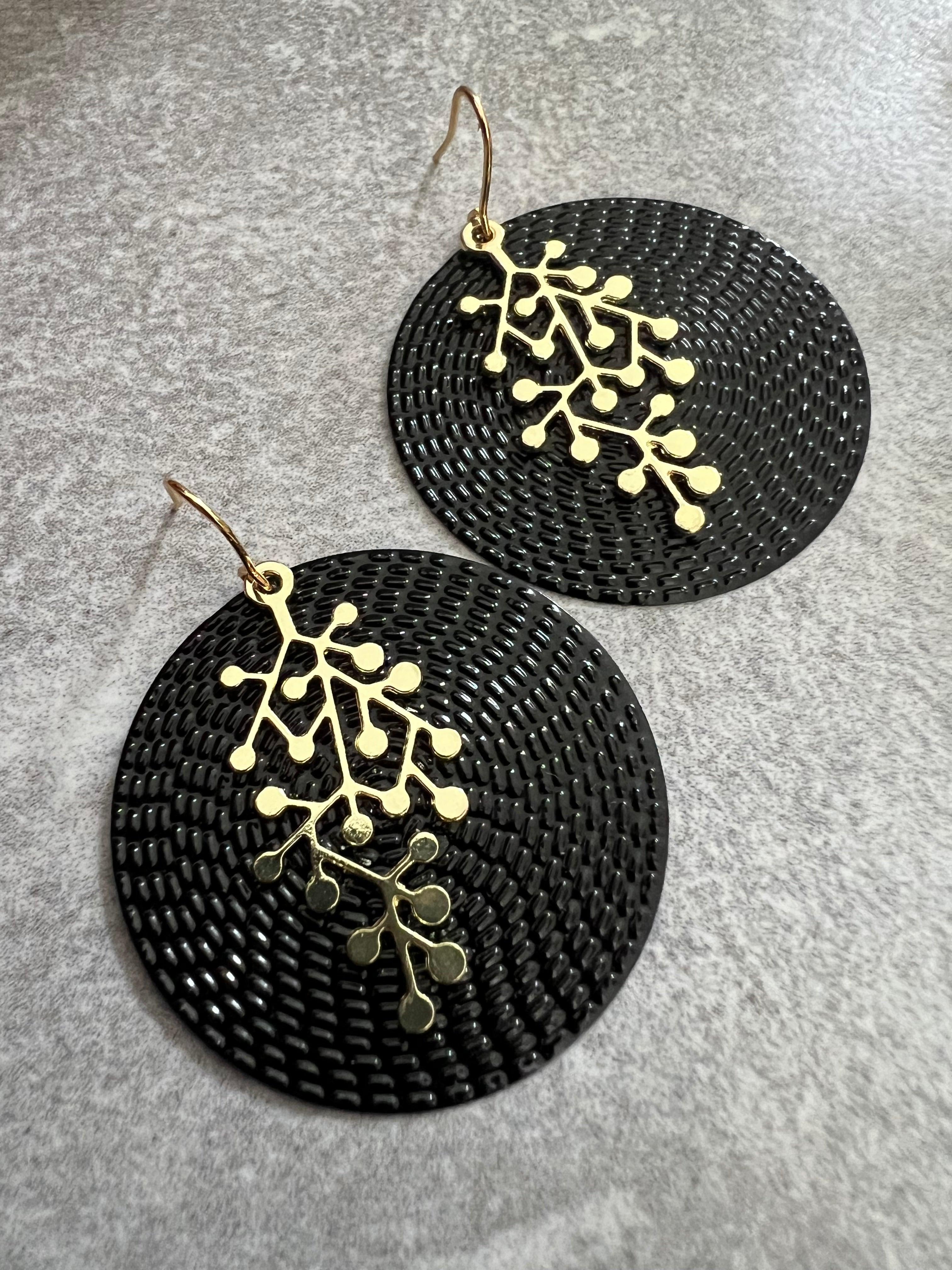 Boucles d’oreilles ELINA disques noirs et feuillage doré - Créations Uniques - Créations Uniques