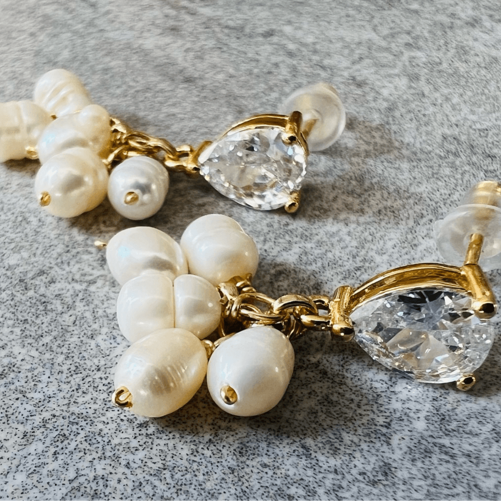 Boucles d’oreilles courtes KALEE perles eau douce blanc nacré clous brillants - Créations Uniques