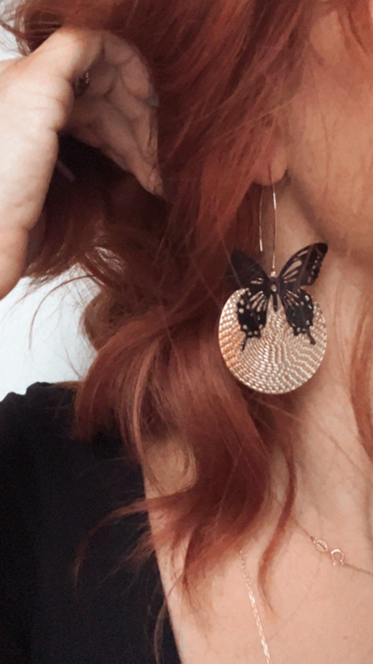 Boucles d’oreilles MIRABELLE papillons noirs et disques dorés - Créations Uniques - Créations Uniques