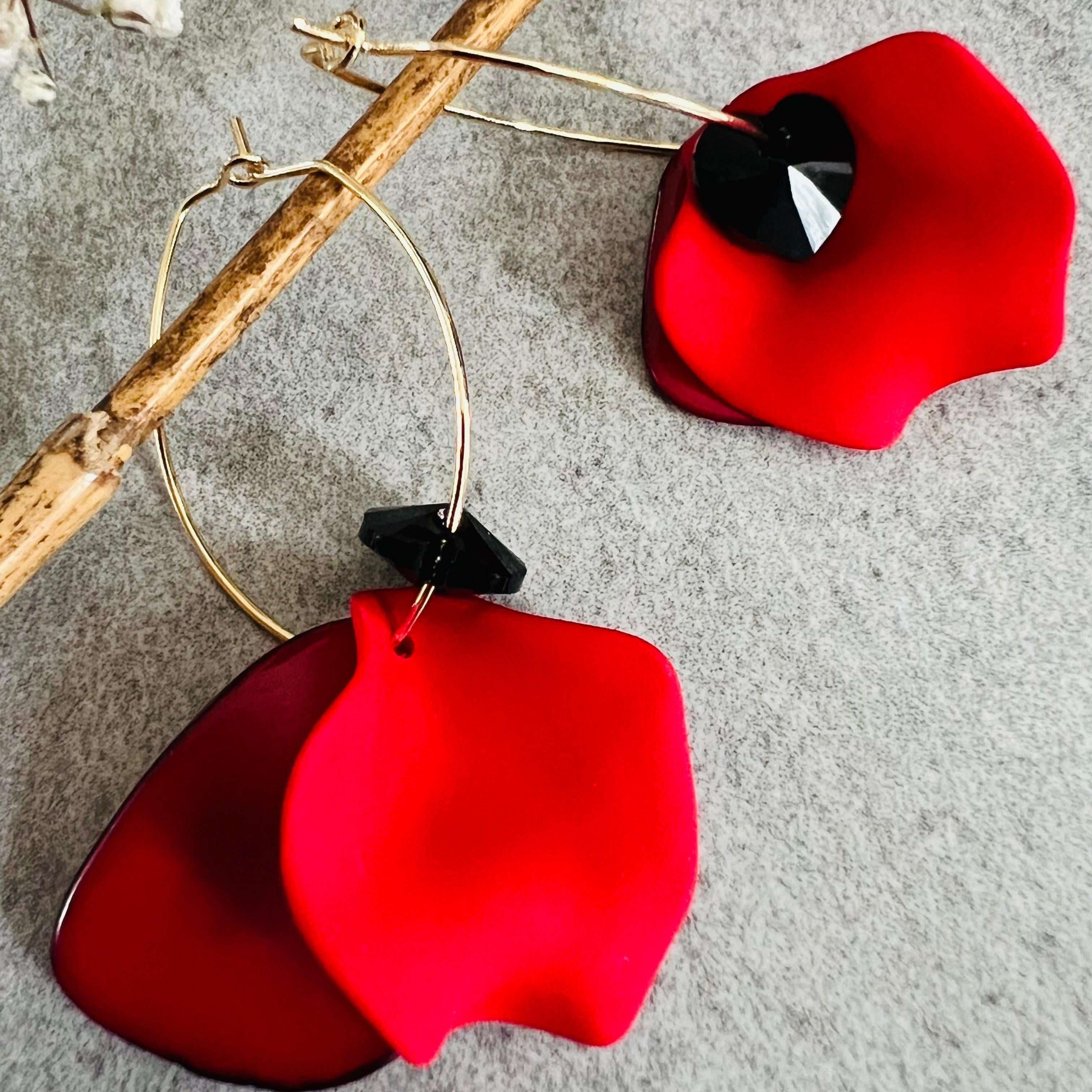 Boucles d’oreilles MARIELLE pétales rouges et cœurs cristal noirs - Créations Uniques - Créations Uniques