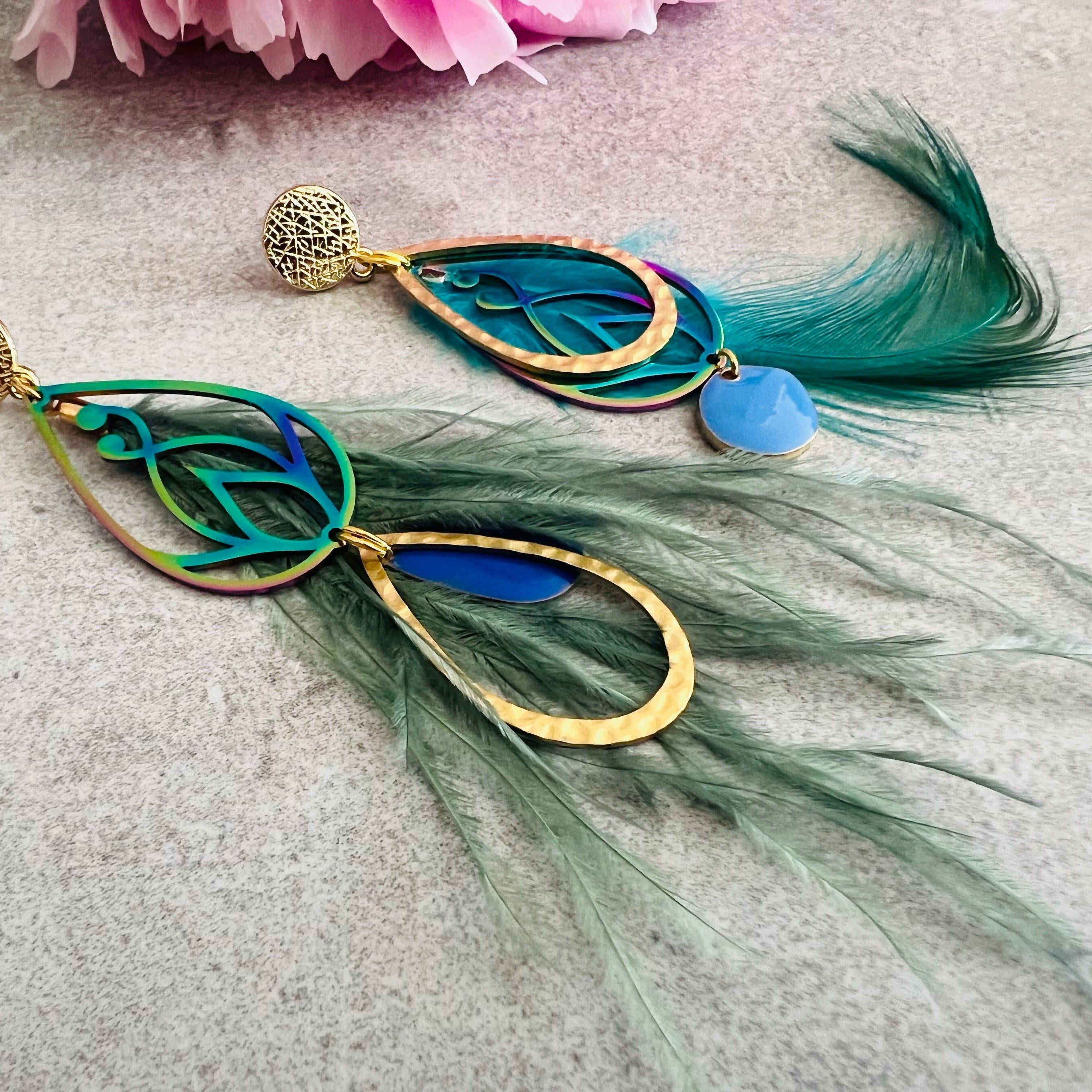 Boucles d’oreilles asymétriques SHANNEN plumes turquoises - Créations Uniques - Créations Uniques