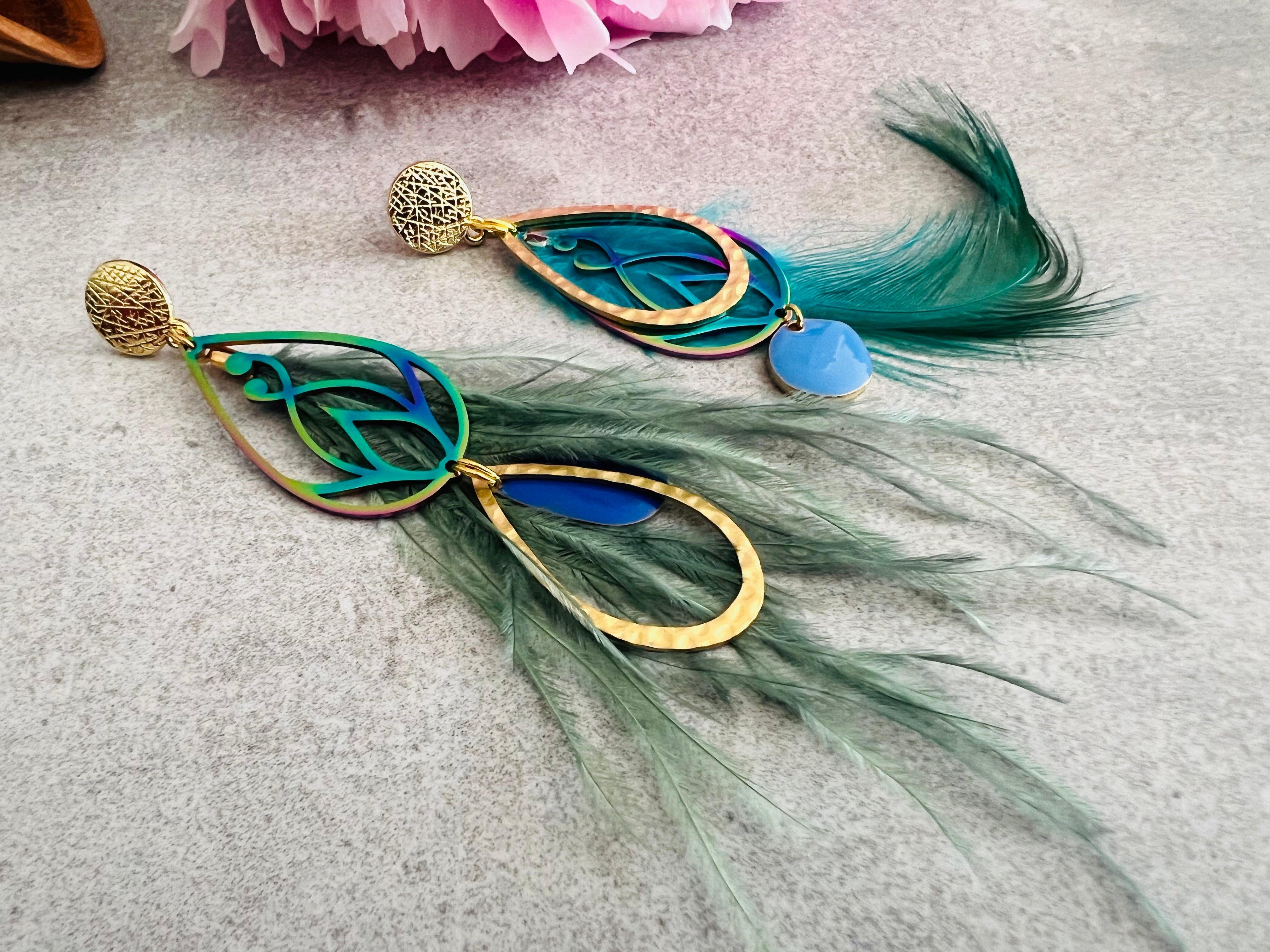 Boucles d’oreilles asymétriques SHANNEN plumes turquoises - Créations Uniques - Créations Uniques