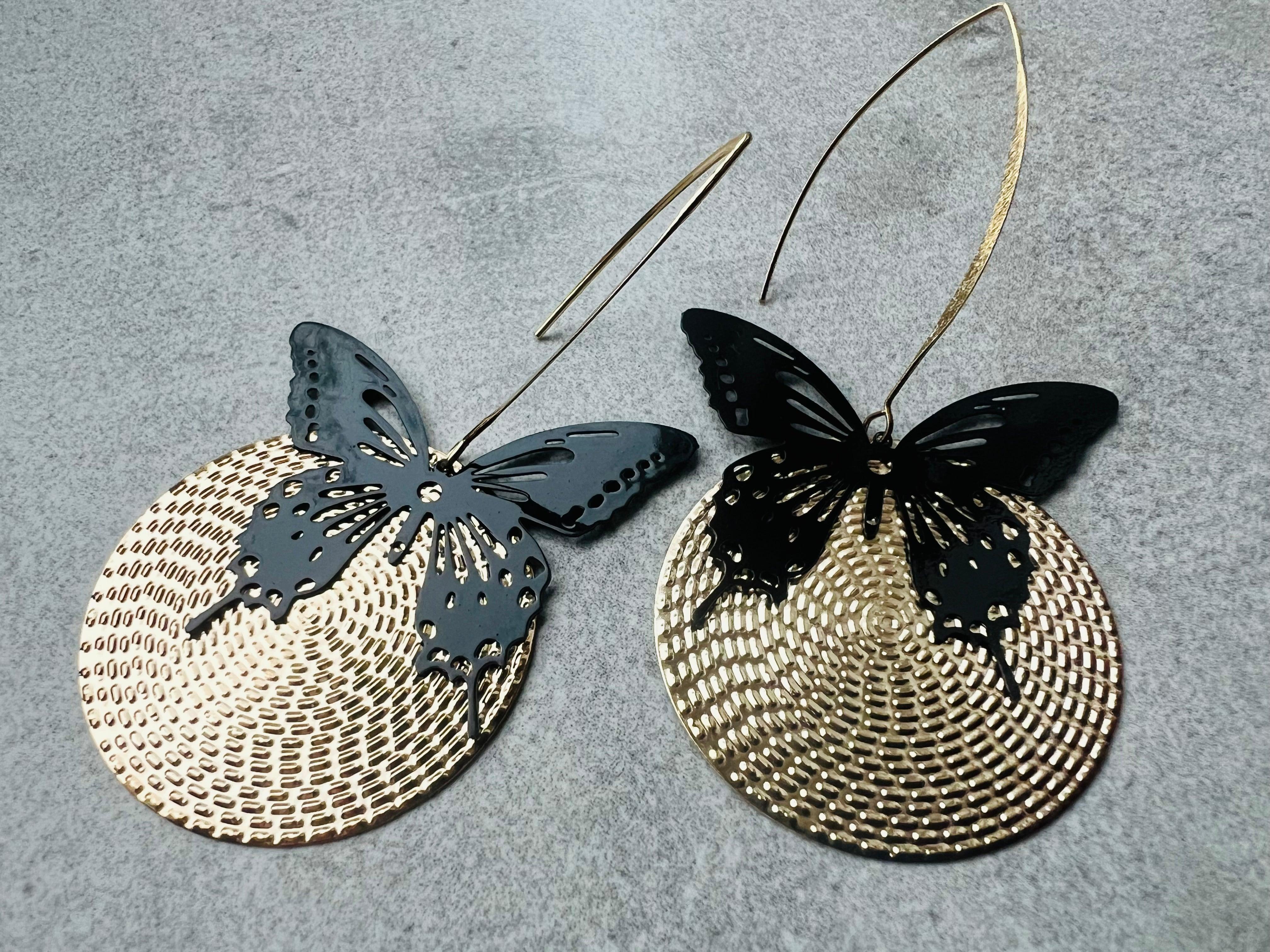 Boucles d’oreilles MIRABELLE papillons noirs et disques dorés - Créations Uniques - Créations Uniques