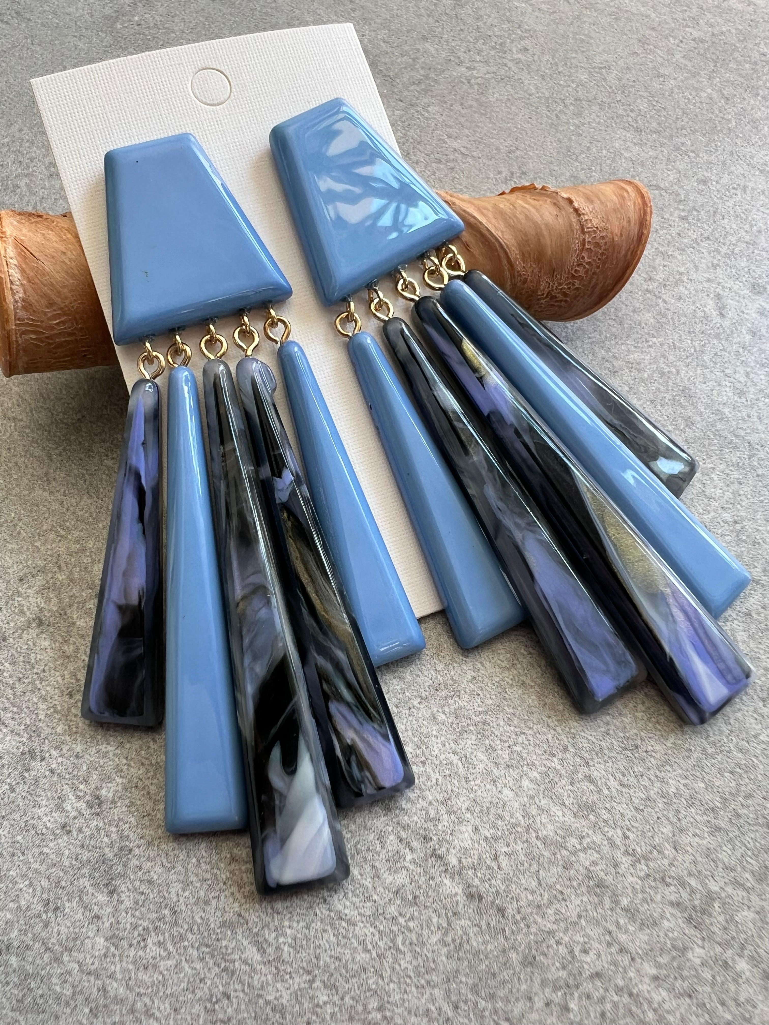 Boucles d’oreilles KATHLEEN grande modèle bleu lavande résine - Créations Uniques