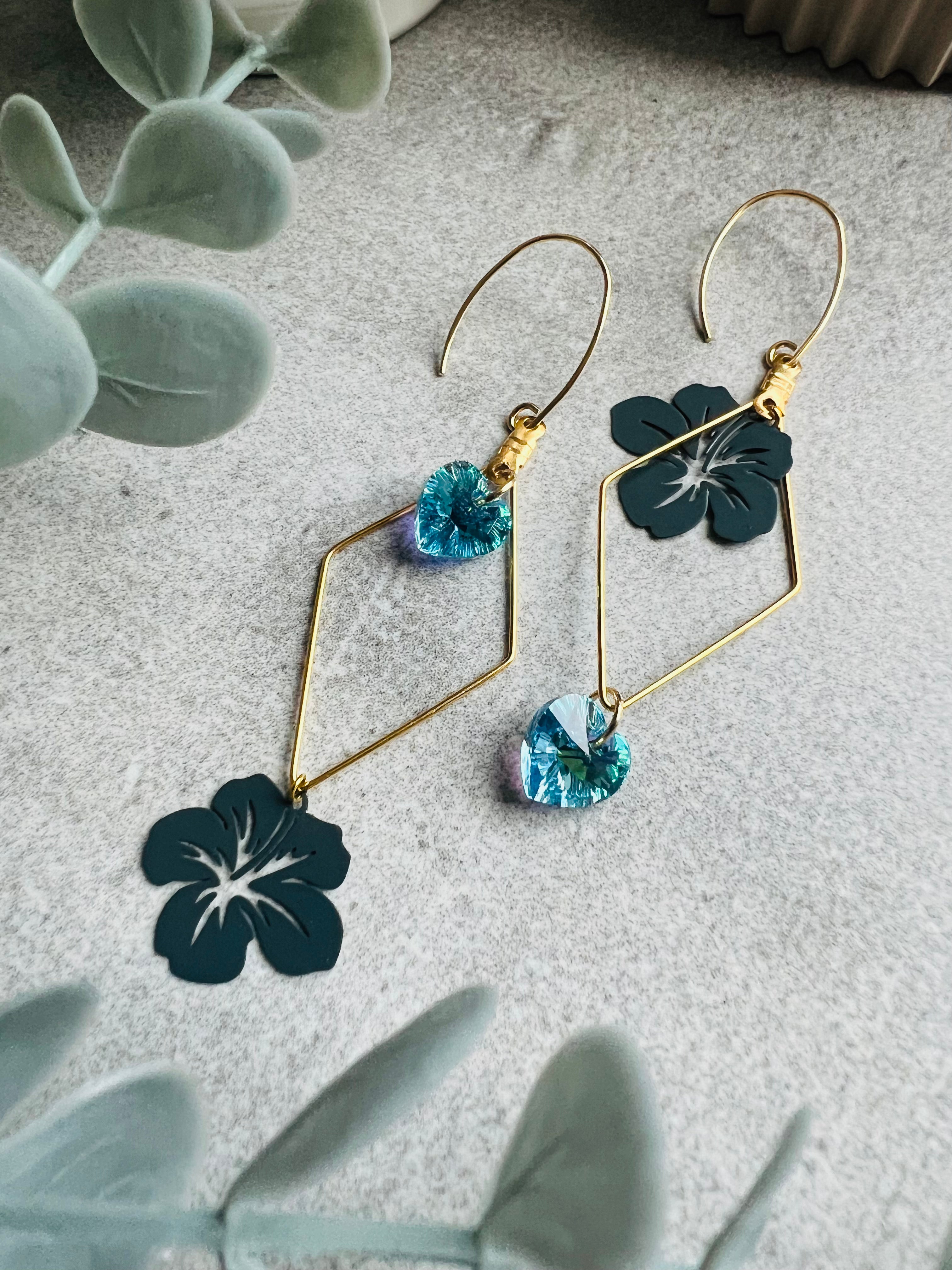 Boucles d’oreilles asymétriques KATHRYN cœurs cristal aquamarine et fleurs hibiscus - Créations Uniques - Créations Uniques