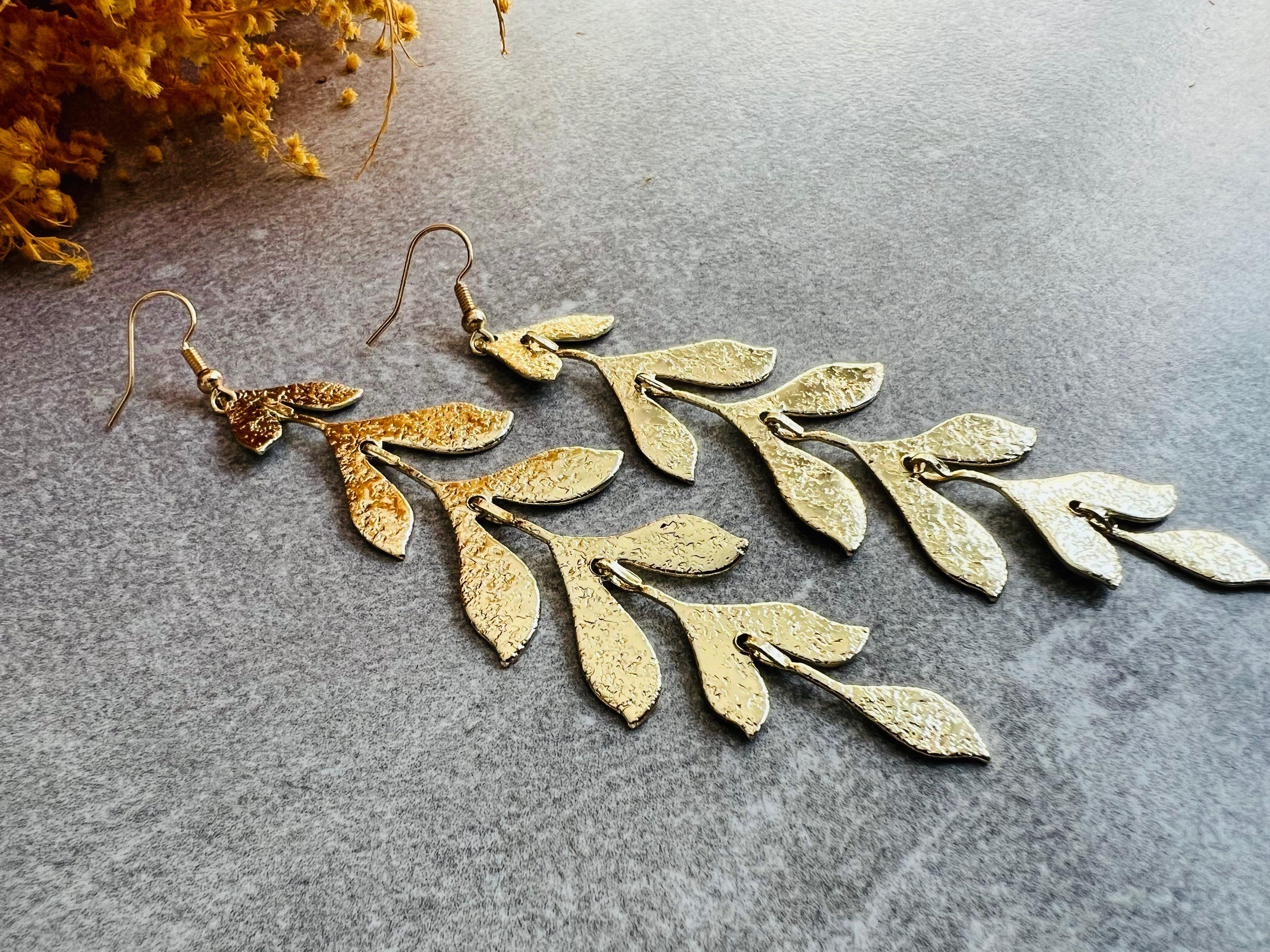 Boucles d’oreilles CAROLE longues et légères feuillage doré - Créations Uniques