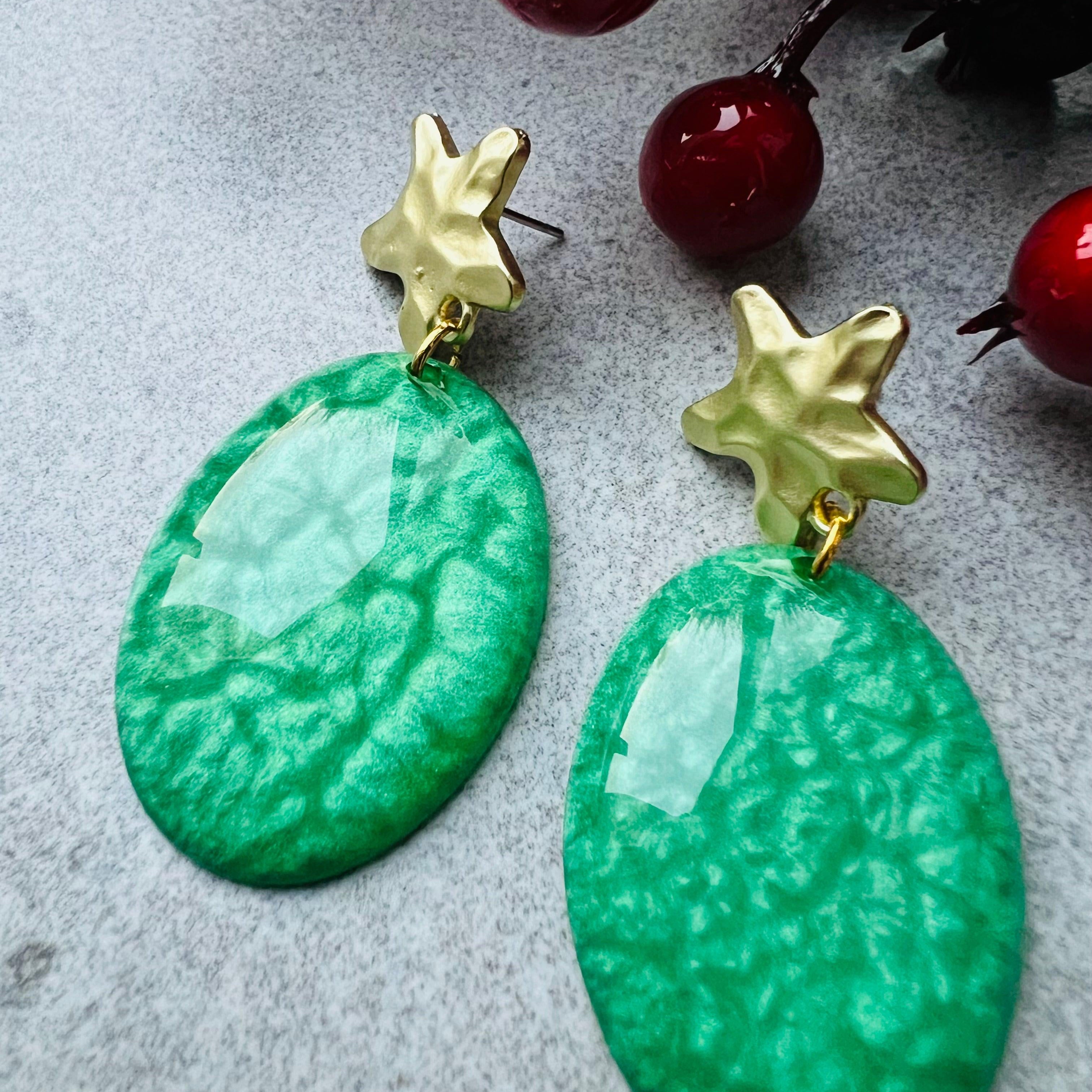 Boucles d’oreilles SALOMÉ résine verte irisée et clous étoiles dorés - Créations Uniques - Créations Uniques