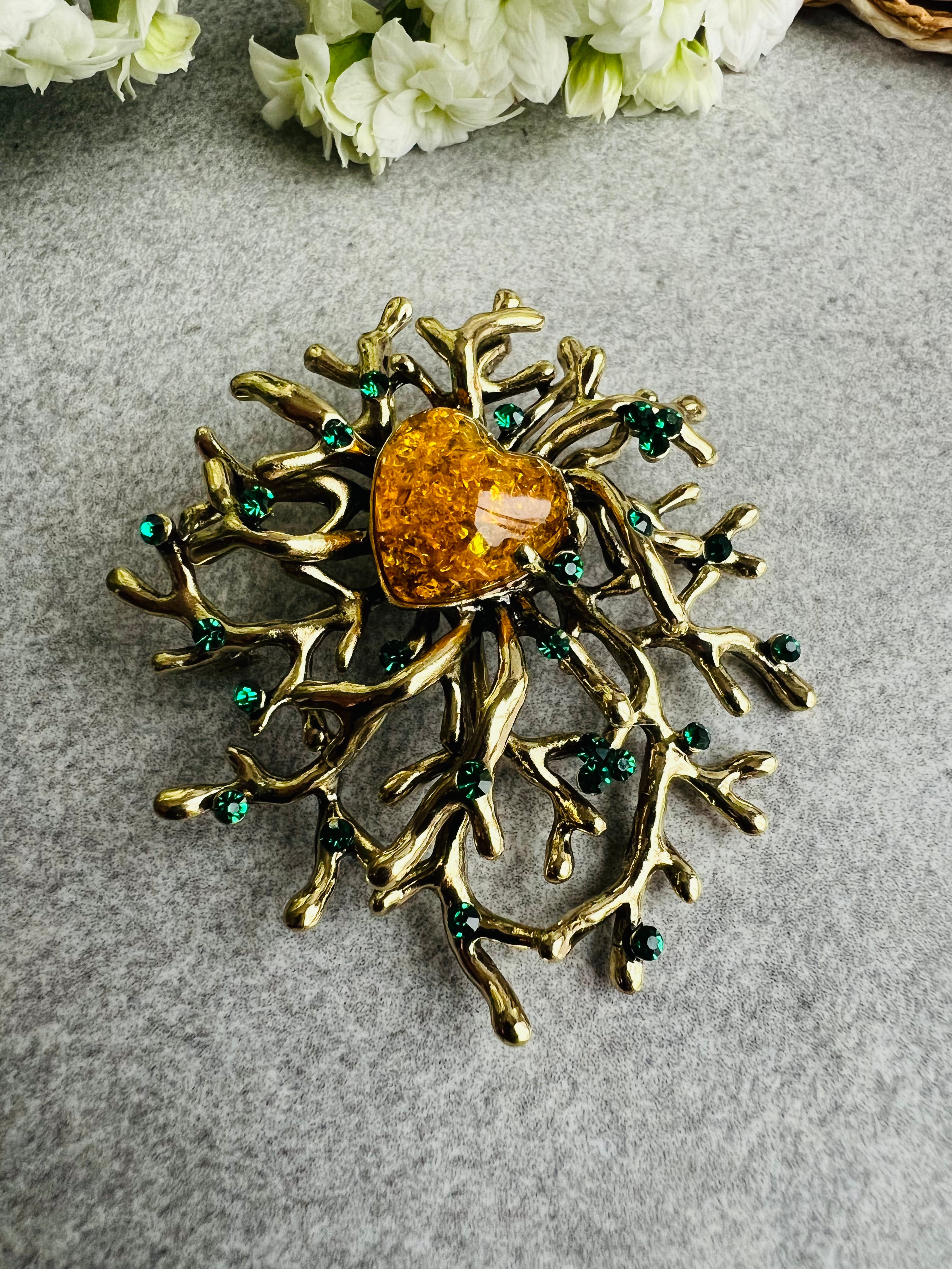 Broche NOEMI feuillage doré féerique strass émeraude et ambre - Créations Uniques