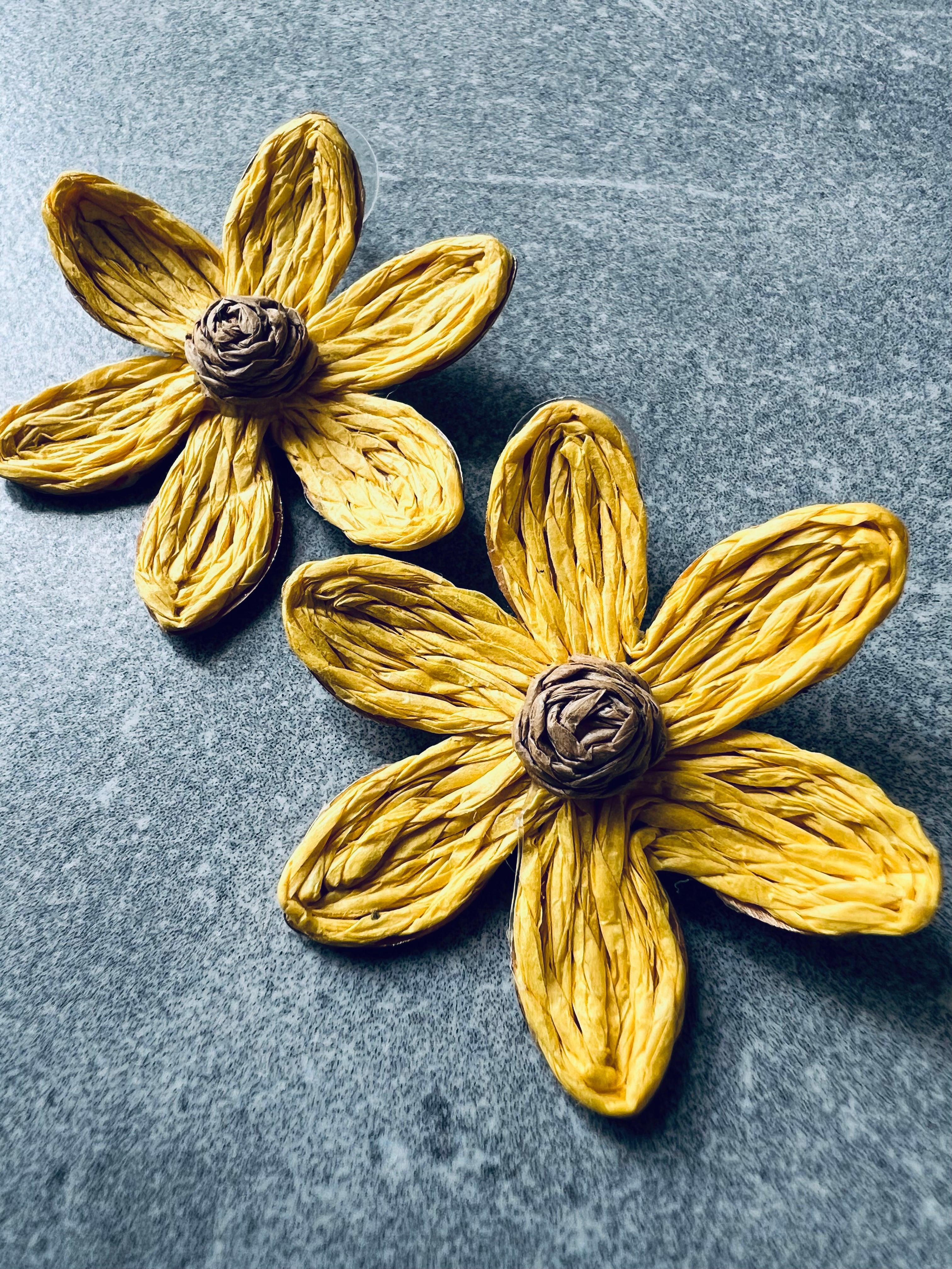 Boucles d’oreilles MATHILDE fleurs jaunes courtes raphia - Créations Uniques