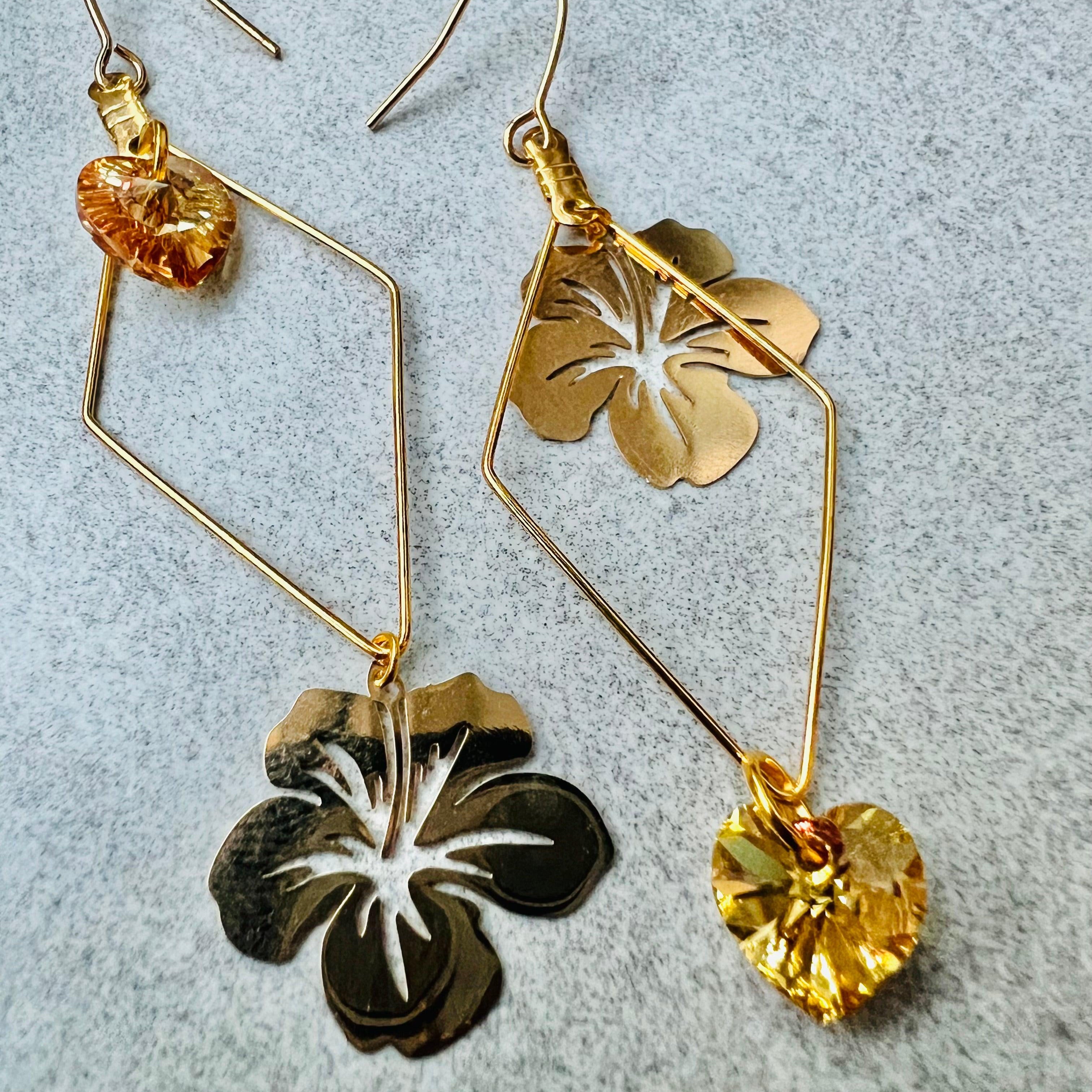 Boucles d’oreilles asymétriques DIANA cœurs cristal sunshine et fleurs hibiscus dorées - Créations Uniques - Créations Uniques