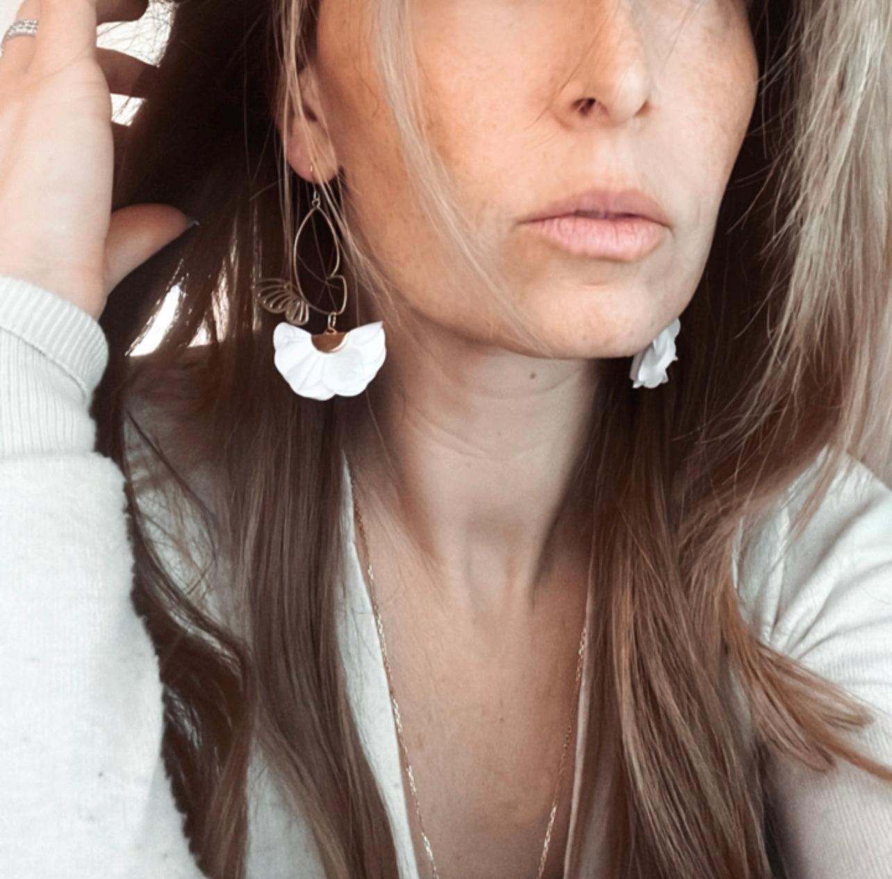 Boucles d’oreilles SUZETTE papillons dorés et pampilles tissu blanc - Créations Uniques - Créations Uniques