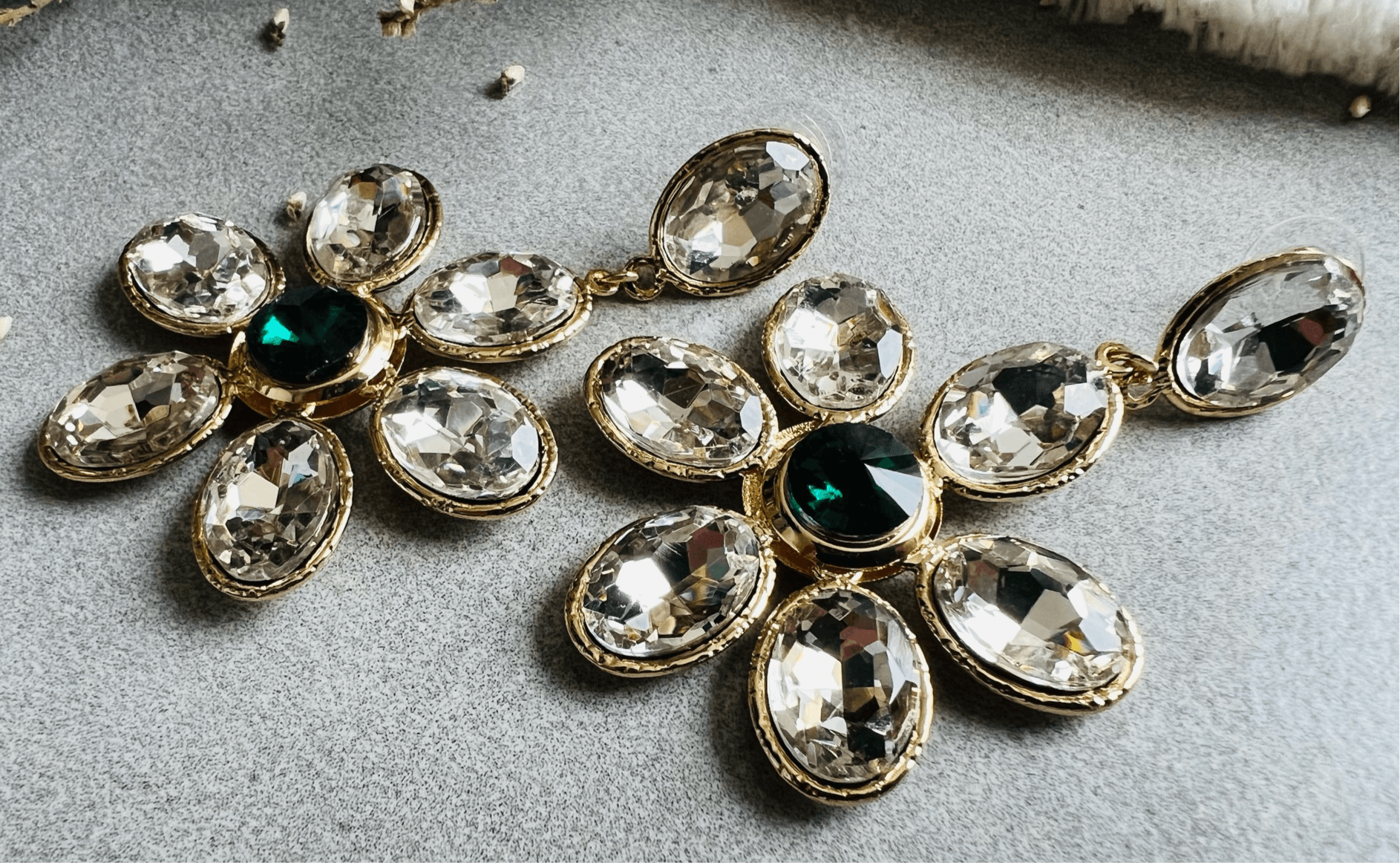 Boucles d’oreilles MAEVA fleurs brillantes blanches - Créations Uniques