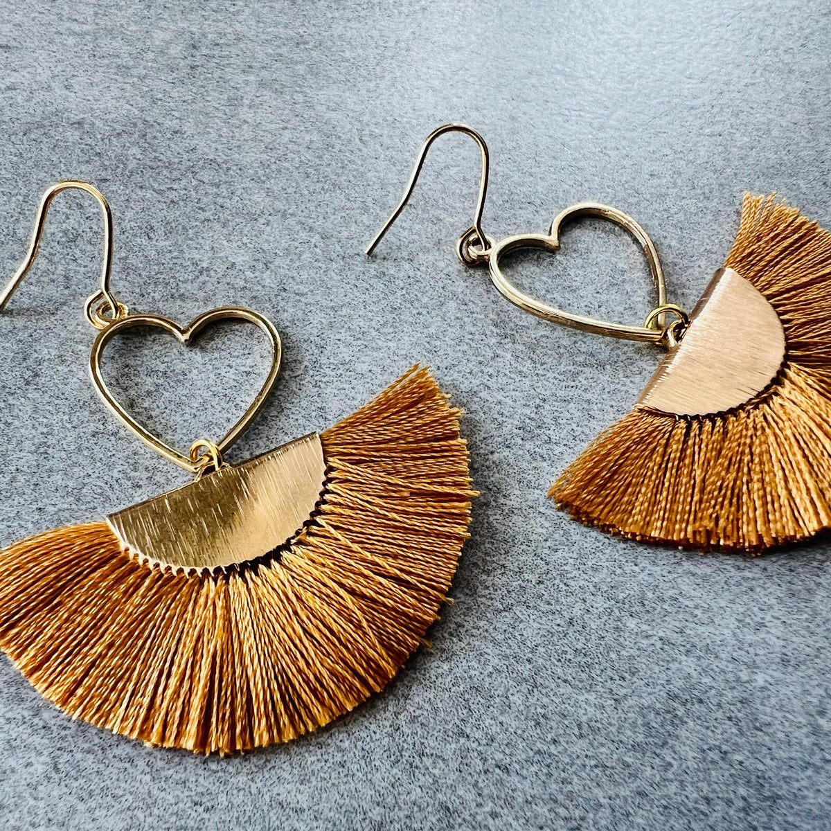 Boucles d’oreilles MARYLAUR cœurs dorés et éventail moutarde - Créations Uniques - Créations Uniques